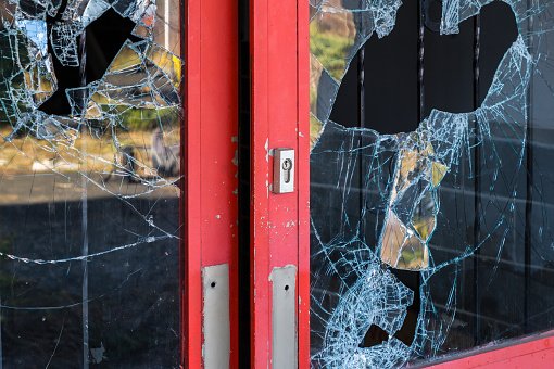 Une porte fracturée | photo : Pixabay