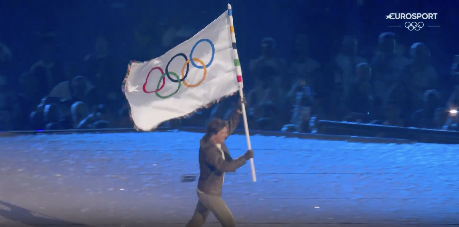 Tom Cruise partant avec le drapeau olympique, posté le 12 août 2024 | Source : YouTube/Eurosport