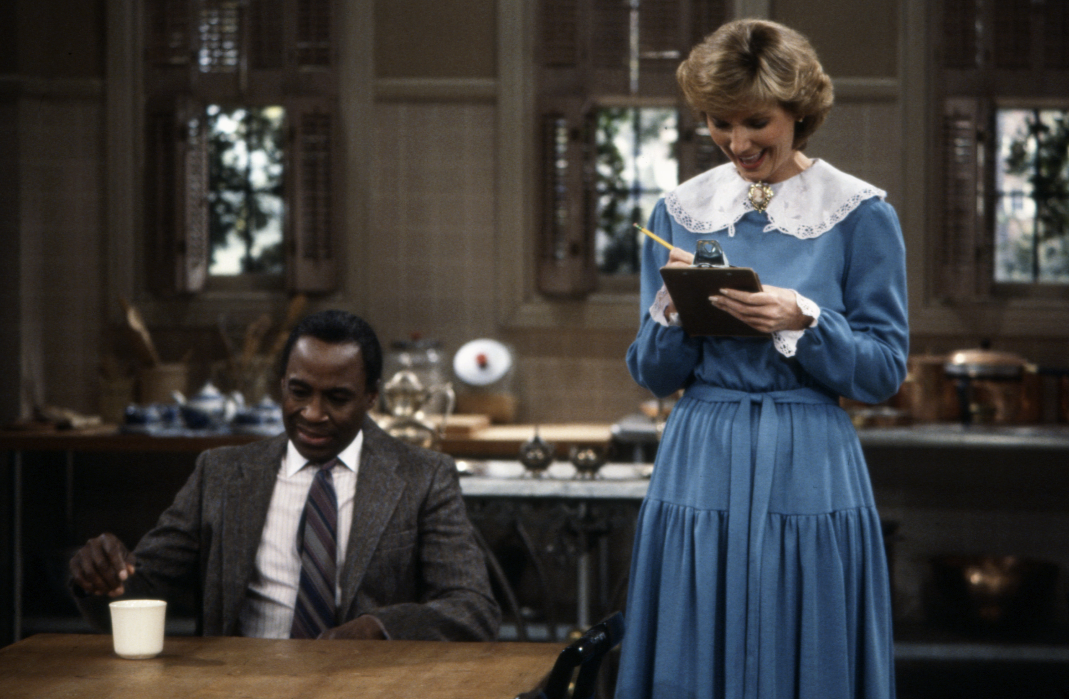 L'acteur Robert Guillaume dans le rôle de Benson DuBois et Inga Swenson dans le rôle de Gretchen Kraus dans la série "Benson" le 1er janvier 1983 à Los Angeles, Californie. | Source : Getty Images