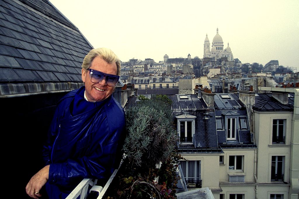 Michou dans son appartement de Montmartre en novembre 1993. l Source : Getty Images