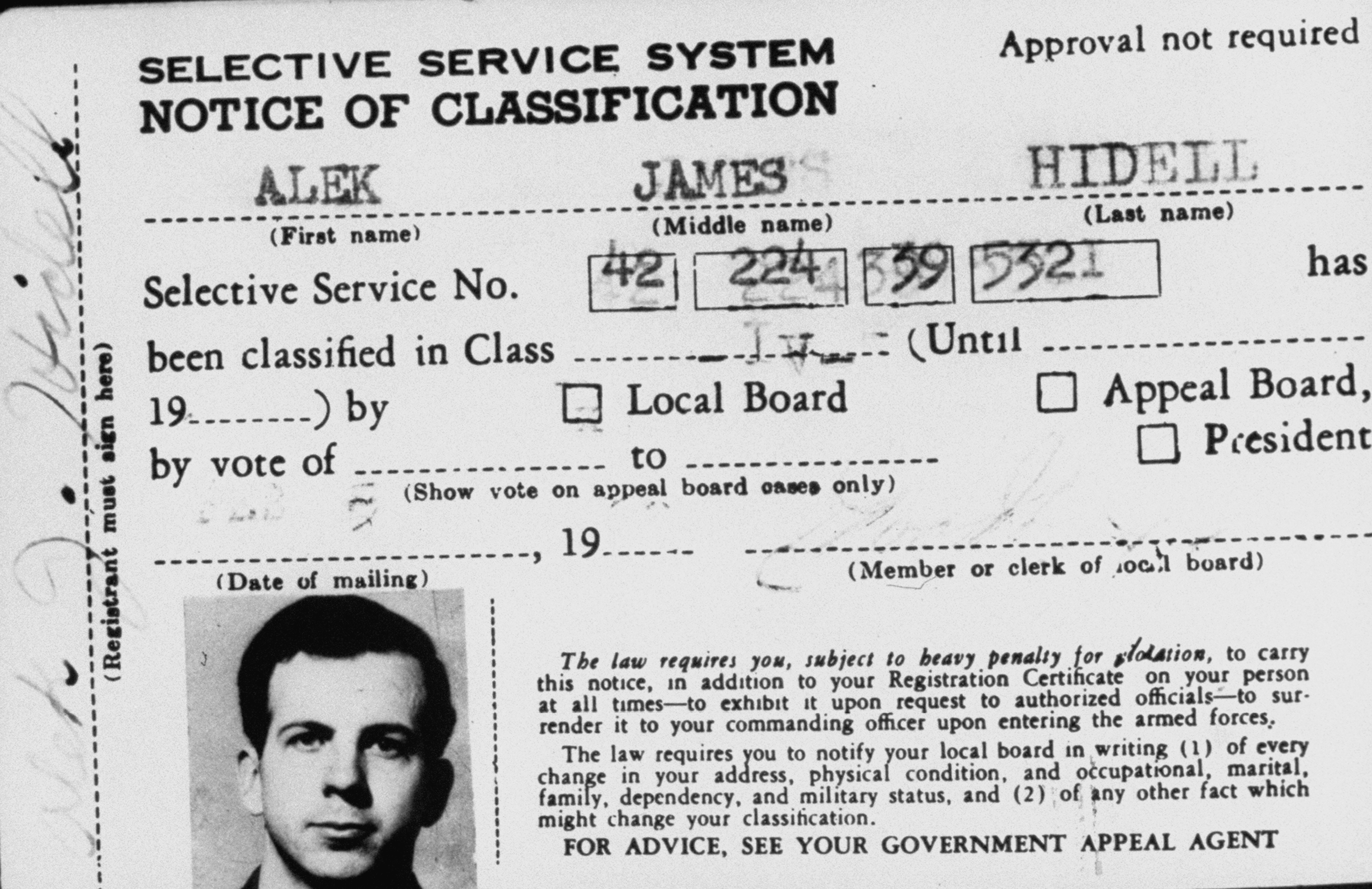 La carte de recrutement falsifiée de Lee Harvey Oswald donnant le nom qu'il a utilisé pour acheter le fusil de l'assassinat. | Source : Getty Images