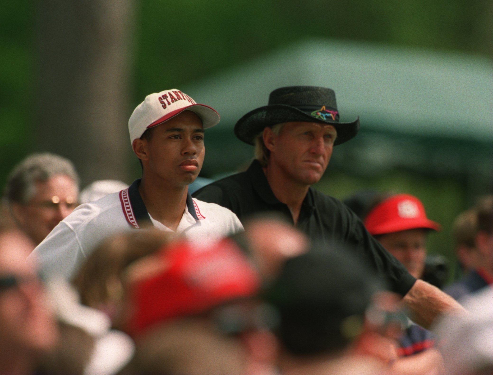 Tiger Woods et Greg Norman à l'époque où il était encore un joueur amateur, lors du championnat américain de golf Masters en 1995. | Photo : Getty Images