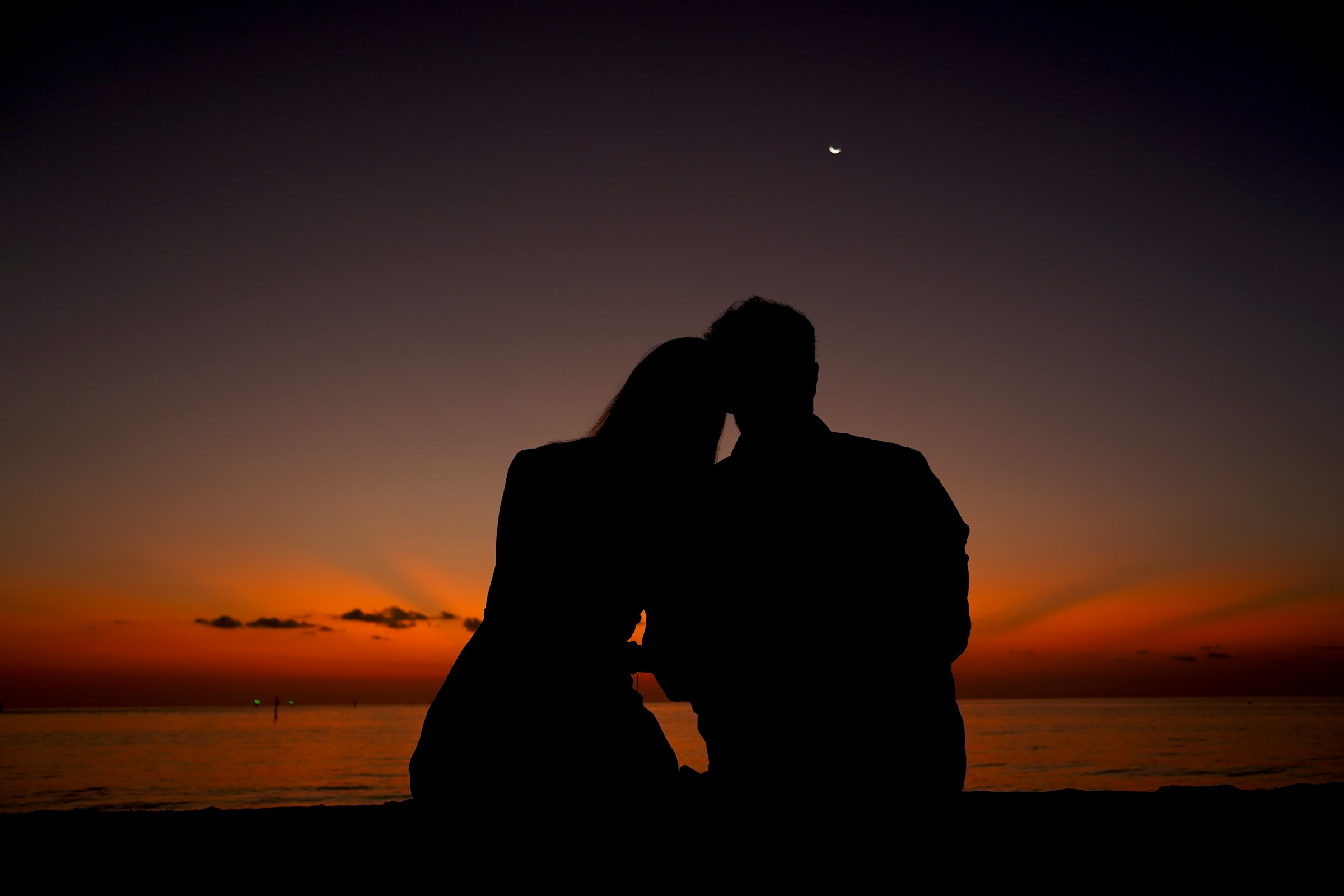 Silhouette d'un couple regardant ensemble le ciel du soir | Source : Unsplash