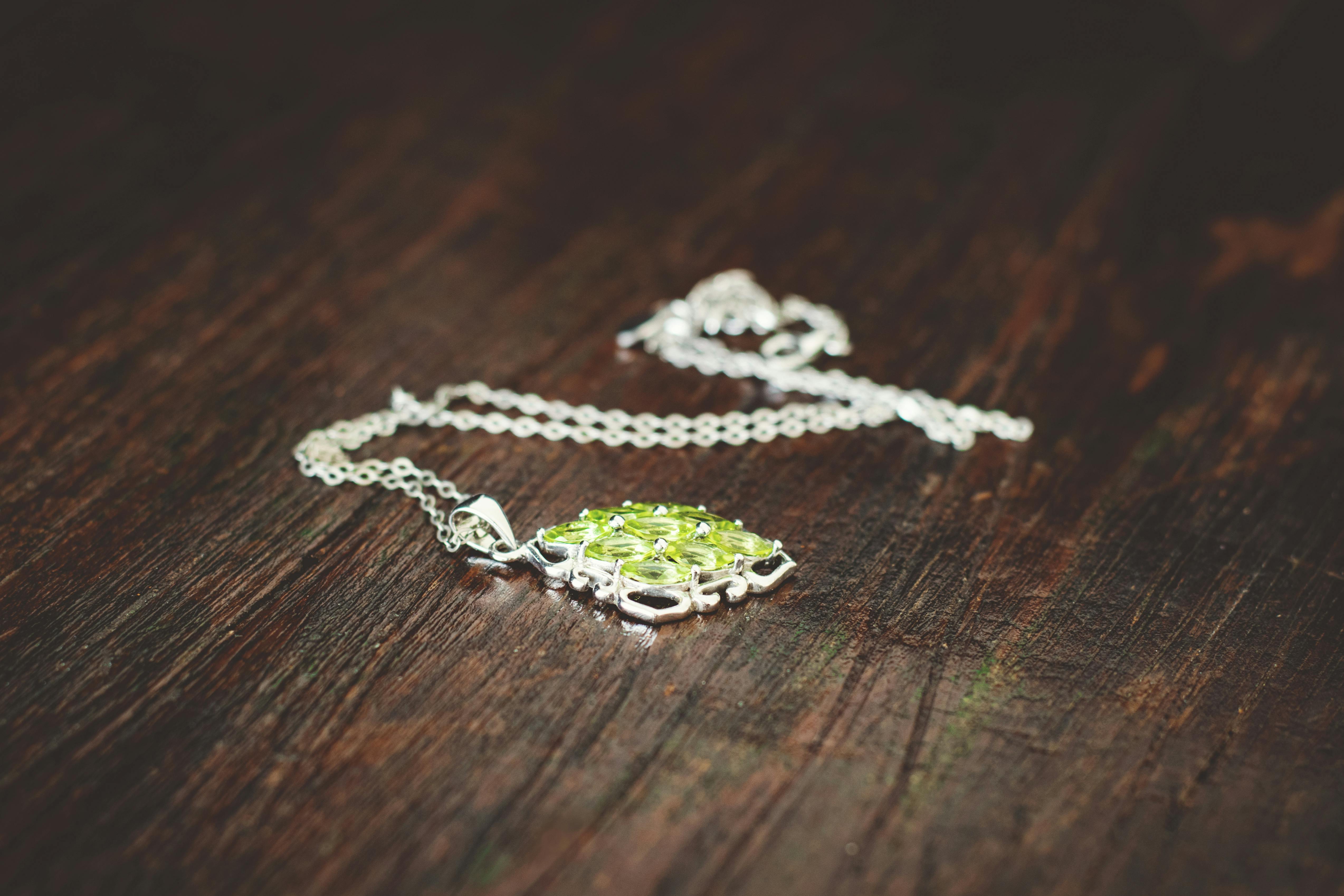 Collier sur la table | Source : Pexels