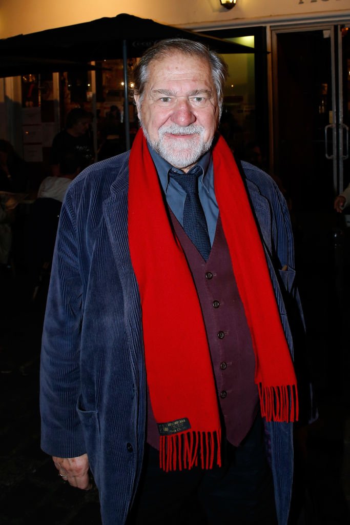 Pierre Santini avec une écharpe rouge | Source : Getty Images