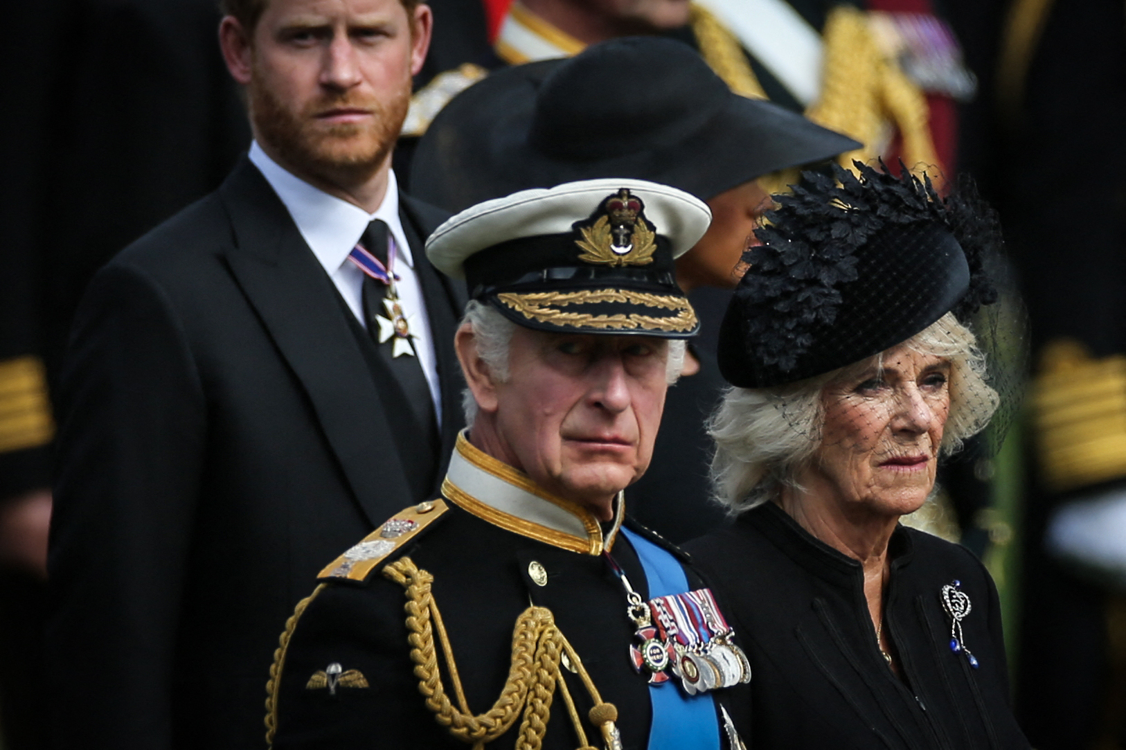 Le roi Charles III, Camilla, reine consort et le prince Harry, duc de Sussex regardent les membres du groupe des porteurs transférer le cercueil de la reine Élisabeth II, le 19 septembre 2022 | Source : Getty Images