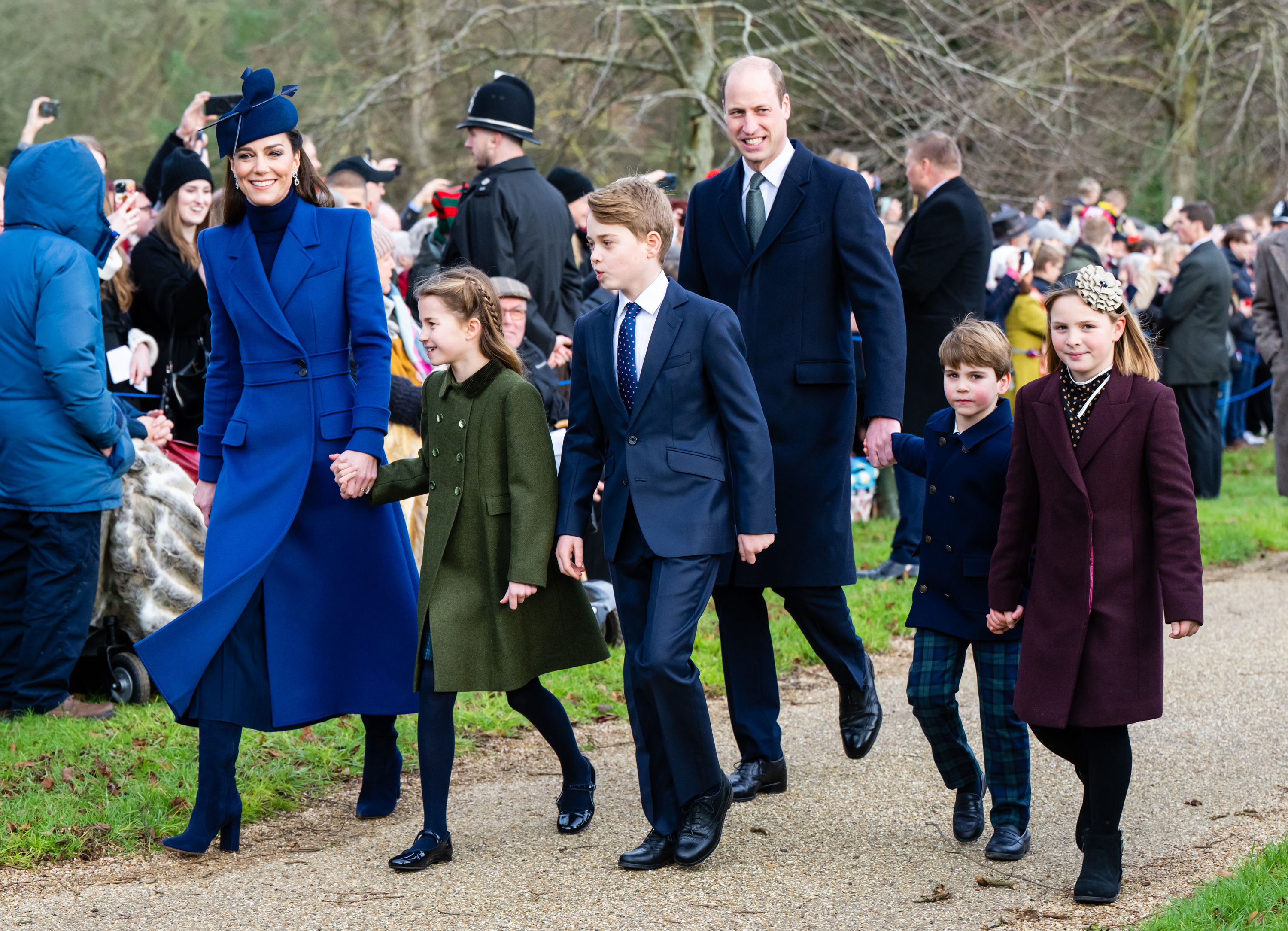 Catherine, princesse de Galles marchant main dans la main avec la princesse Charlotte, le prince George, le prince William, le prince Louis et Mia Tindall lors du service du matin de Noël à l'église de Sandringham le 25 décembre 2023 à Sandringham, Norfolk | Source : Getty Images
