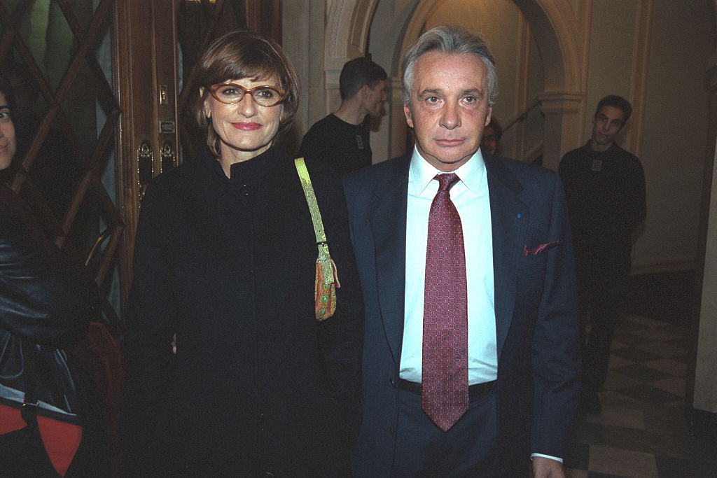 Le chanteur Michel Sardou et sa femme, la journaliste Anne Marie Perier. (Photo par Jeremy Bembaron/Sygma/Sygma via Getty Images)