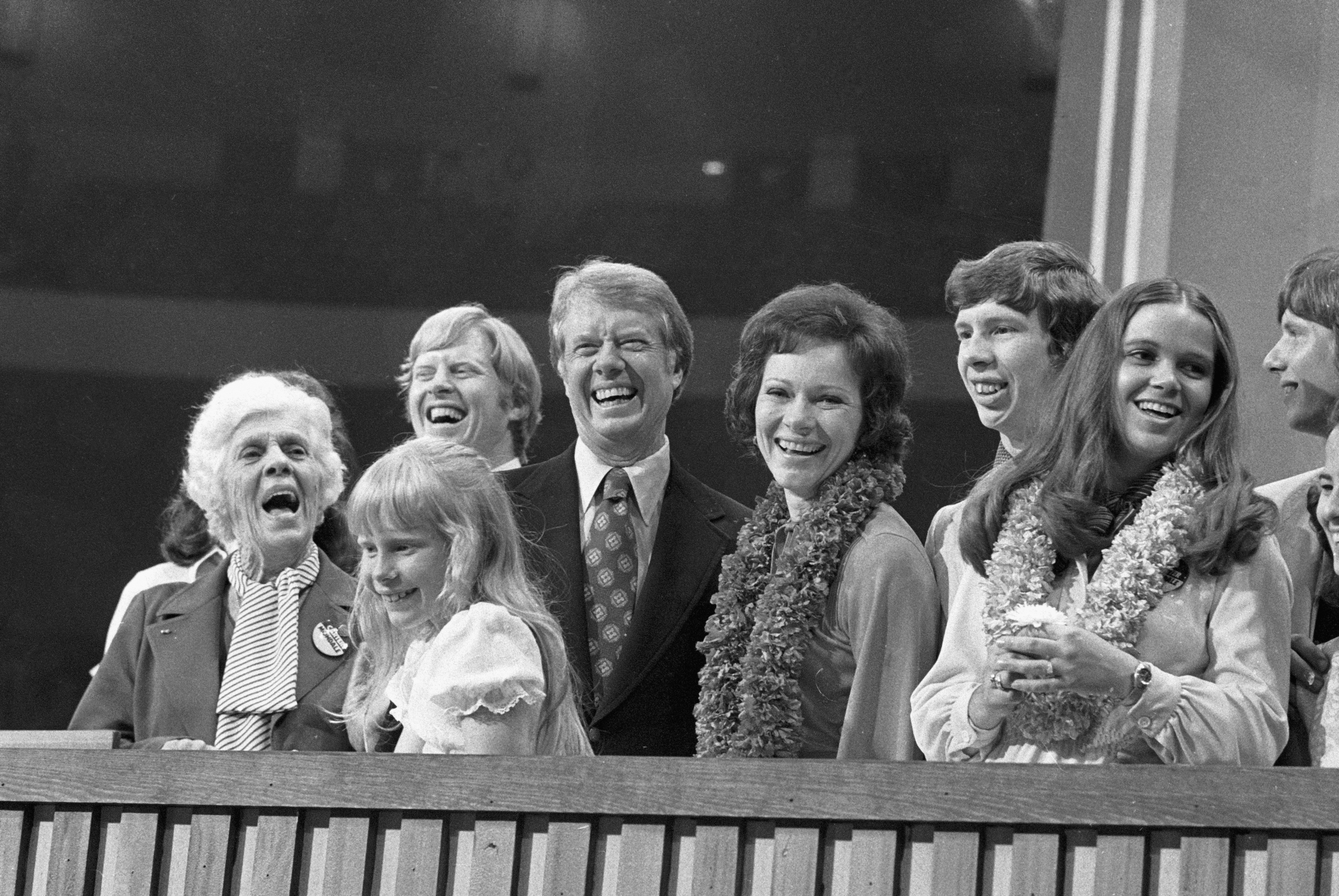 Lillian, Amy, Jack, Carter, Rosalynn, Jeff, Annette, Chip et Caron sur le podium après le discours d'acceptation de Carter, le 15 juillet 1976. | Source : Getty Images