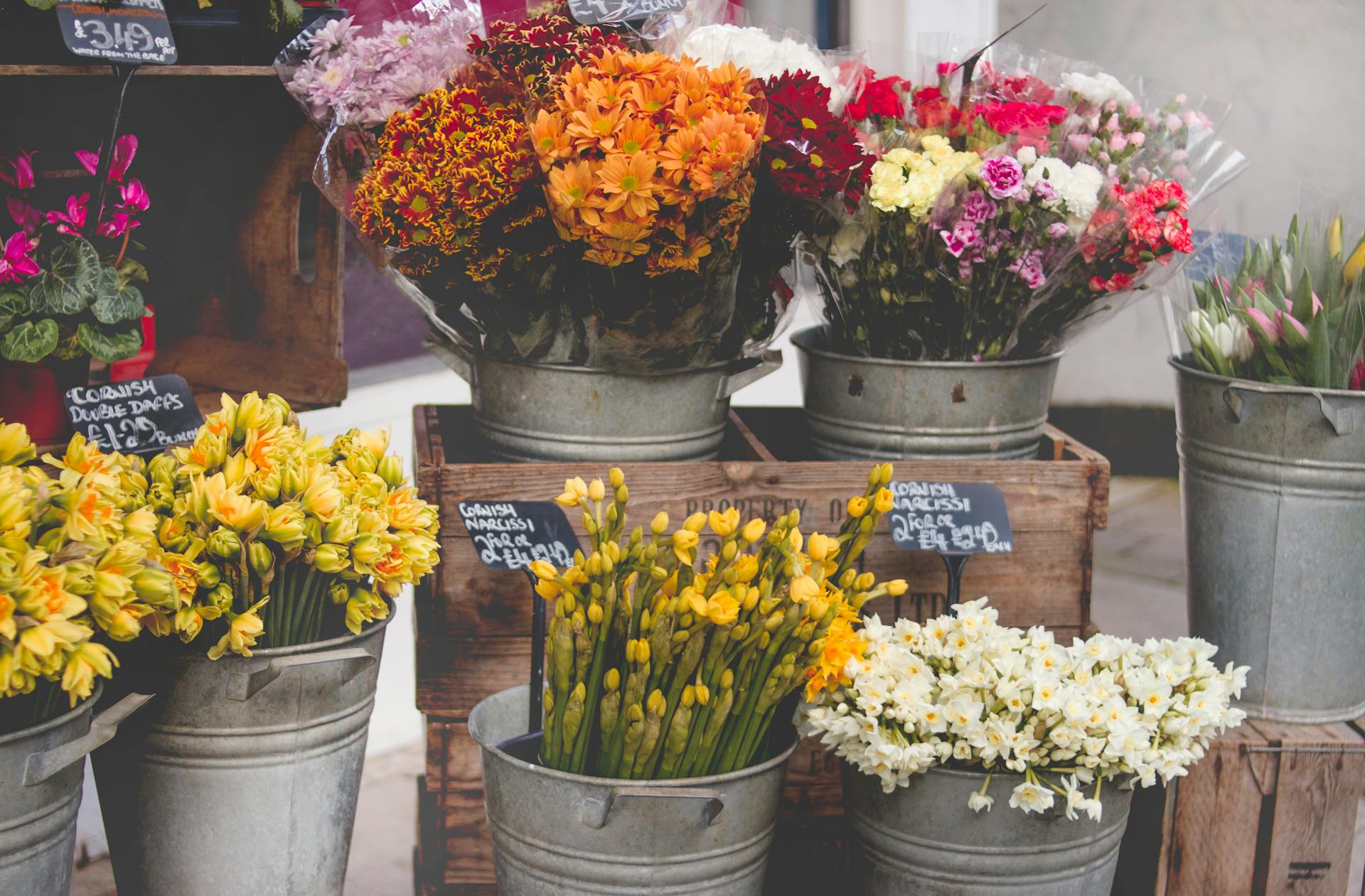 Seaux de fleurs argentés | Source : Pexels