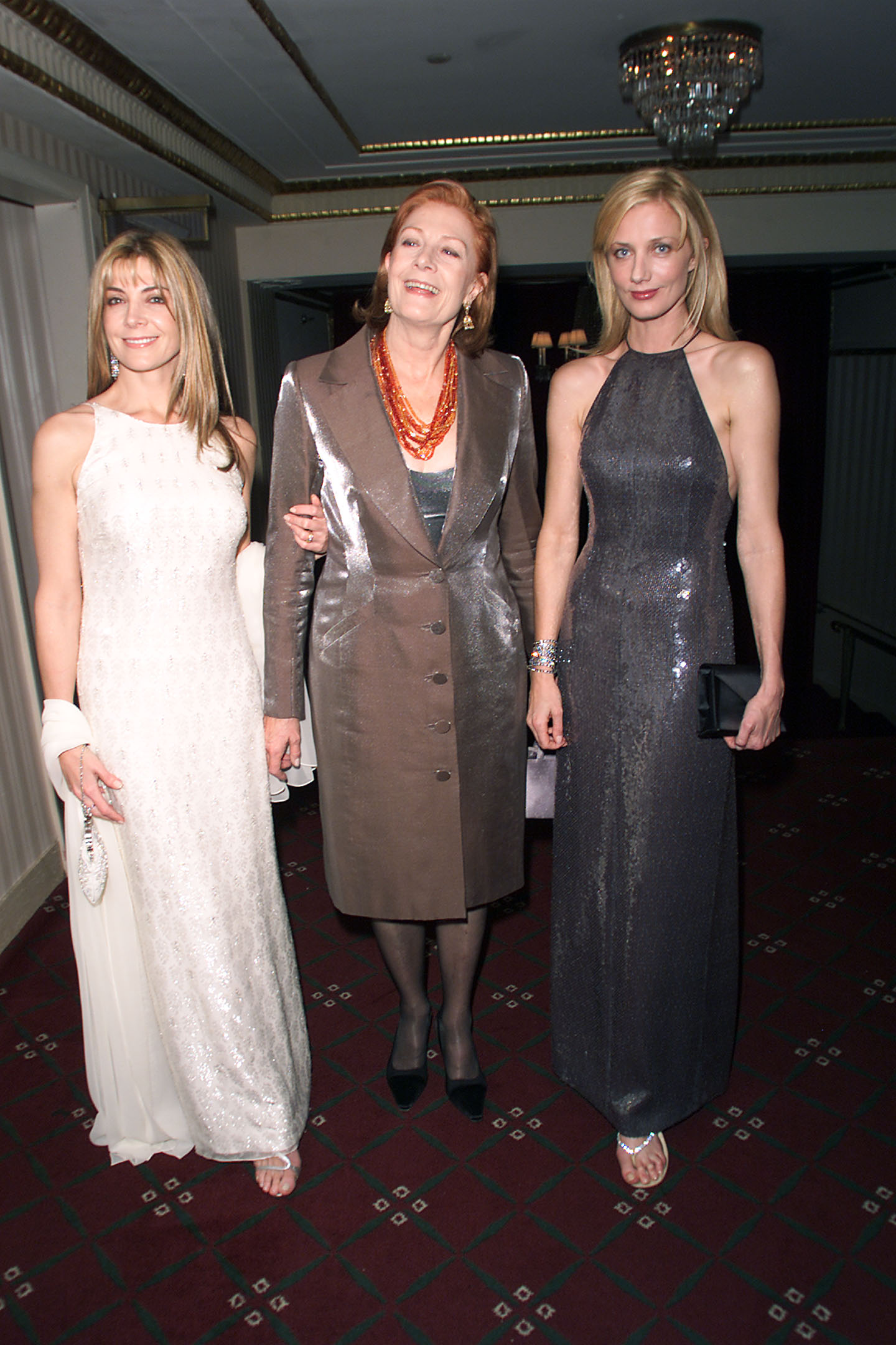 L'actrice avec ses filles, Natasha Richardson et Joely Richardson, lors de la soirée de bienfaisance du 10e anniversaire de l'Association Christopher Reeve pour la paralysie, le 14 novembre 2000, à New York | Source : Getty Images