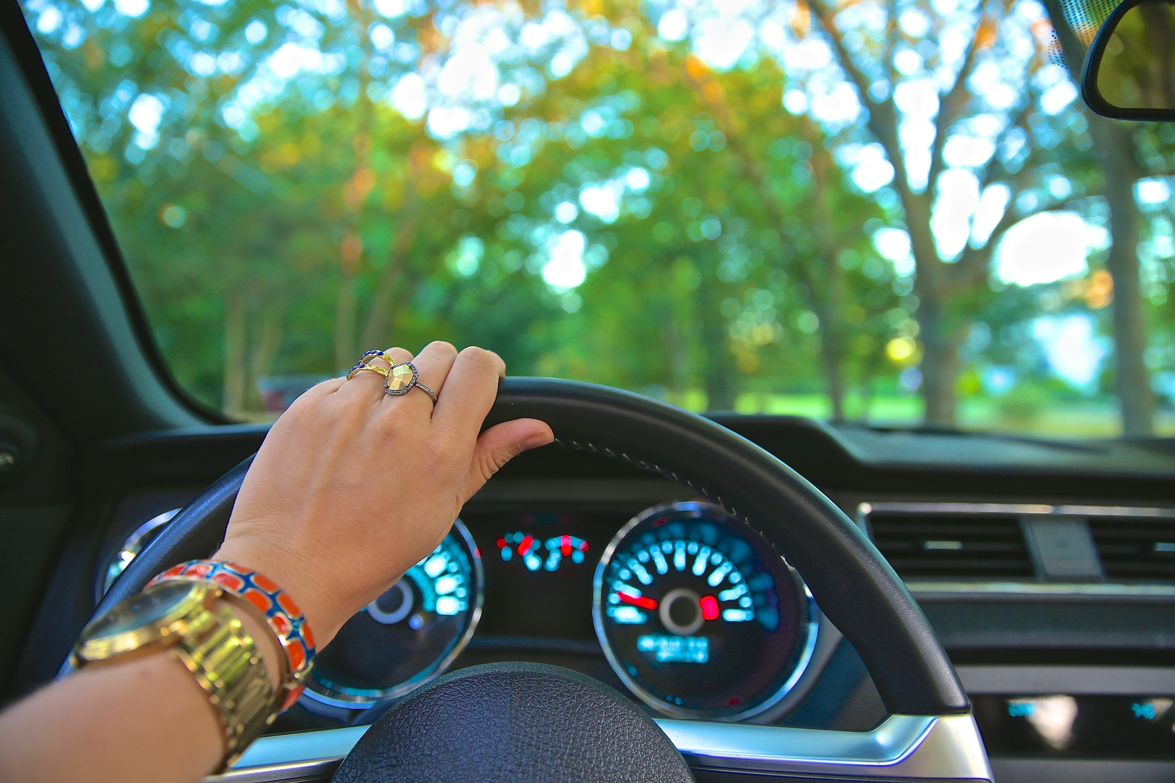 Une femme conduisant une voiture | Source : Unsplash