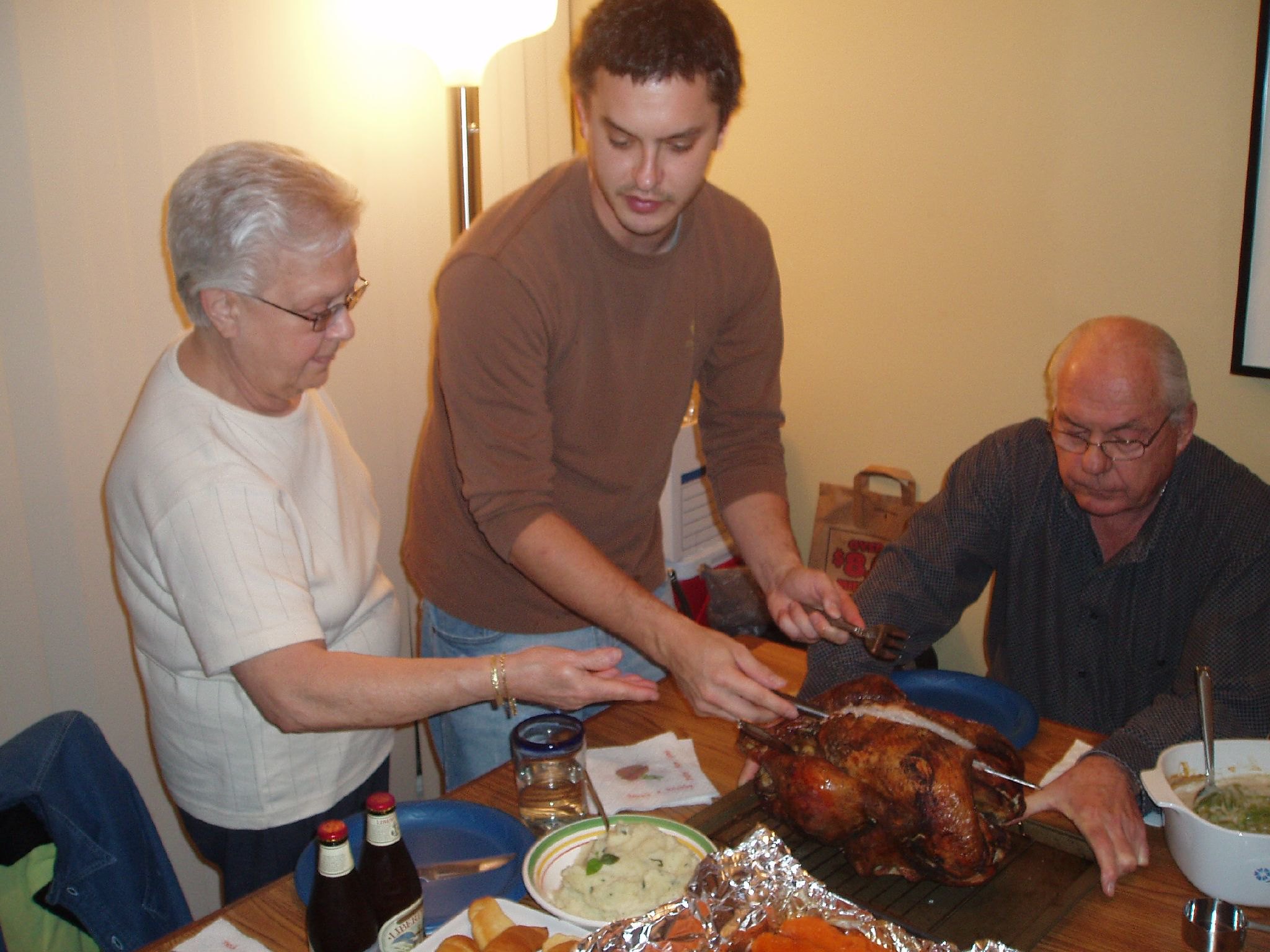 Une famille de trois personnes s'est réunie pour le dîner de Thanksgiving | Source : Flickr