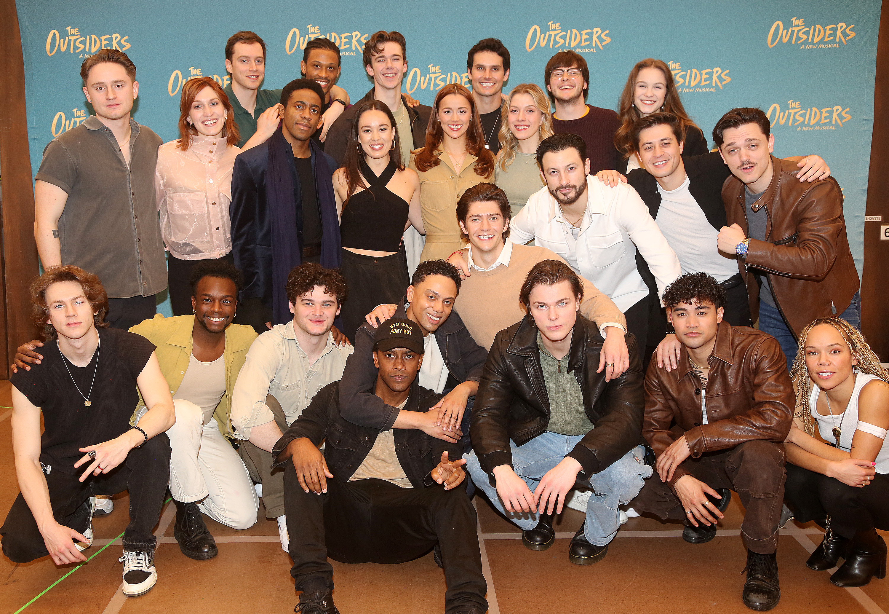 La troupe de "The Outsiders" sur Broadway aux Open Jar Studios le 22 février 2024 à New York | Source : Getty Images