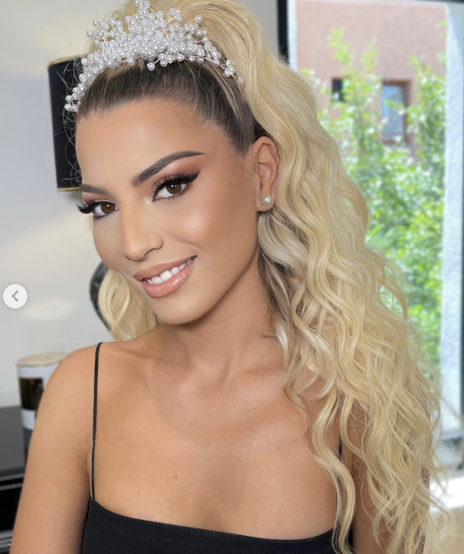 Une mariée photographiée après s'être maquillée | Source : Instagram/arber_bytyqi_mua