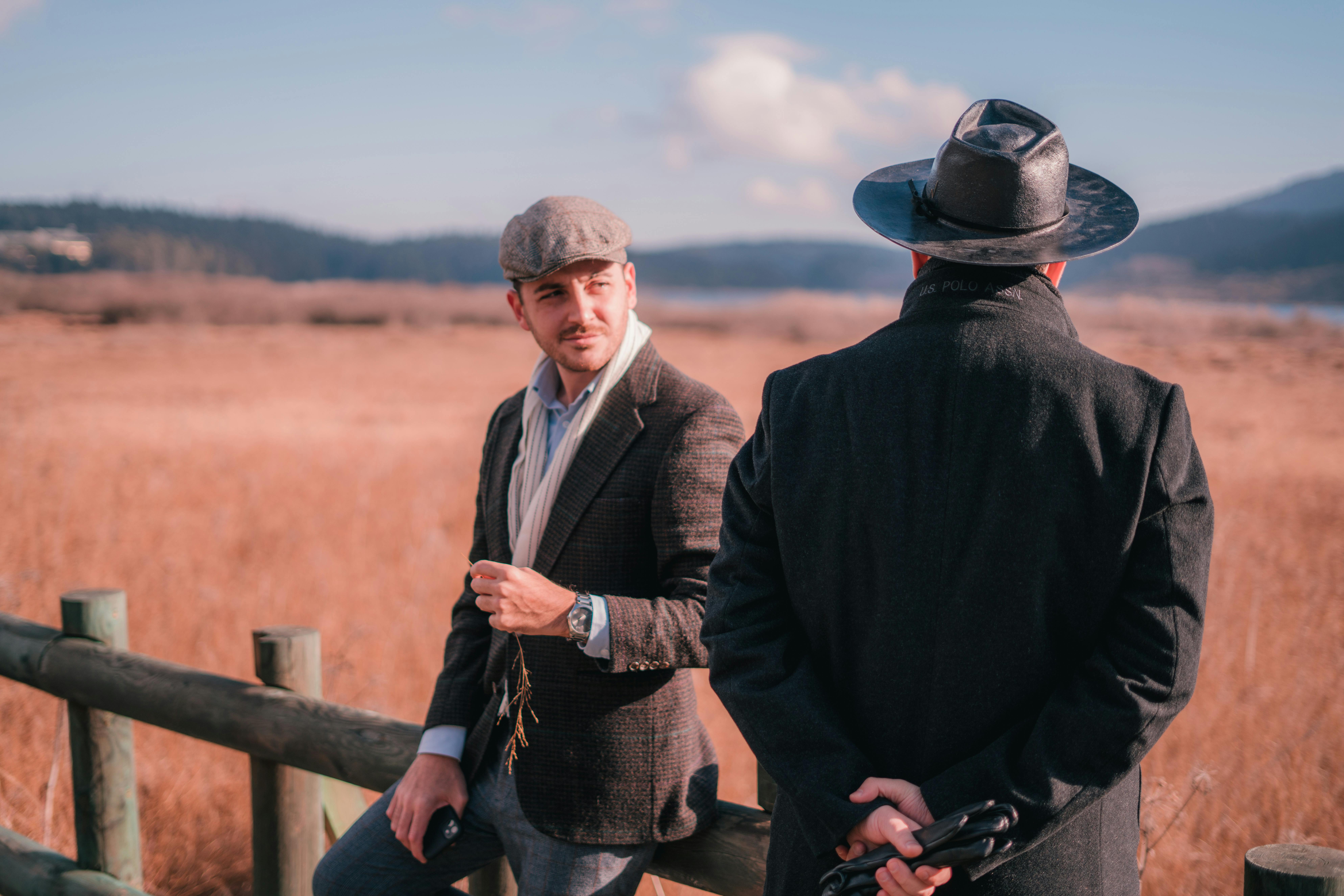 Hommes ayant une conversation | Source : Pexels