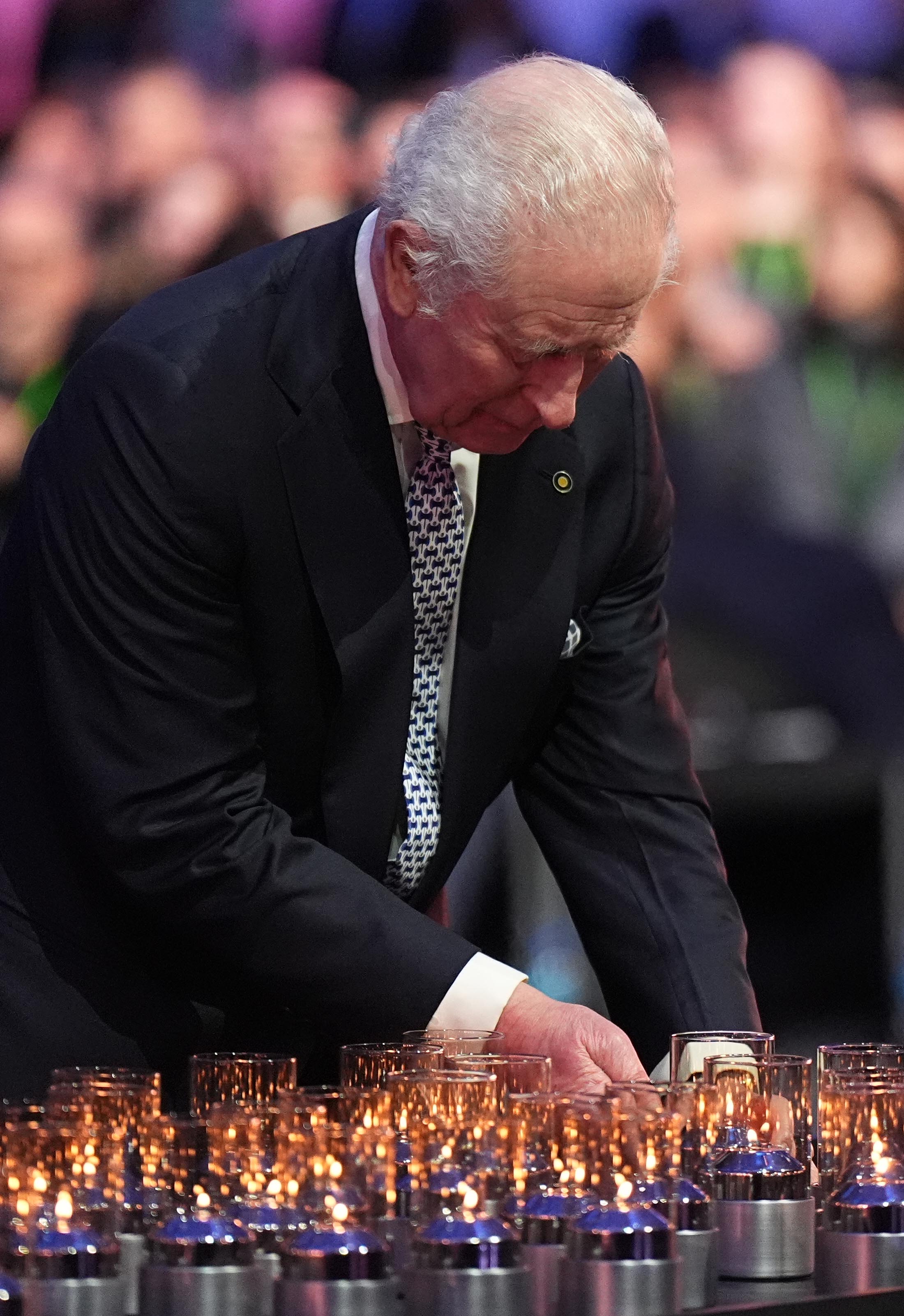 Le roi Charles III dépose une bougie lors des commémorations à Auschwitz-Birkenau en Pologne, à l'occasion des 80 ans de la libération du camp de concentration | Source : Getty Images