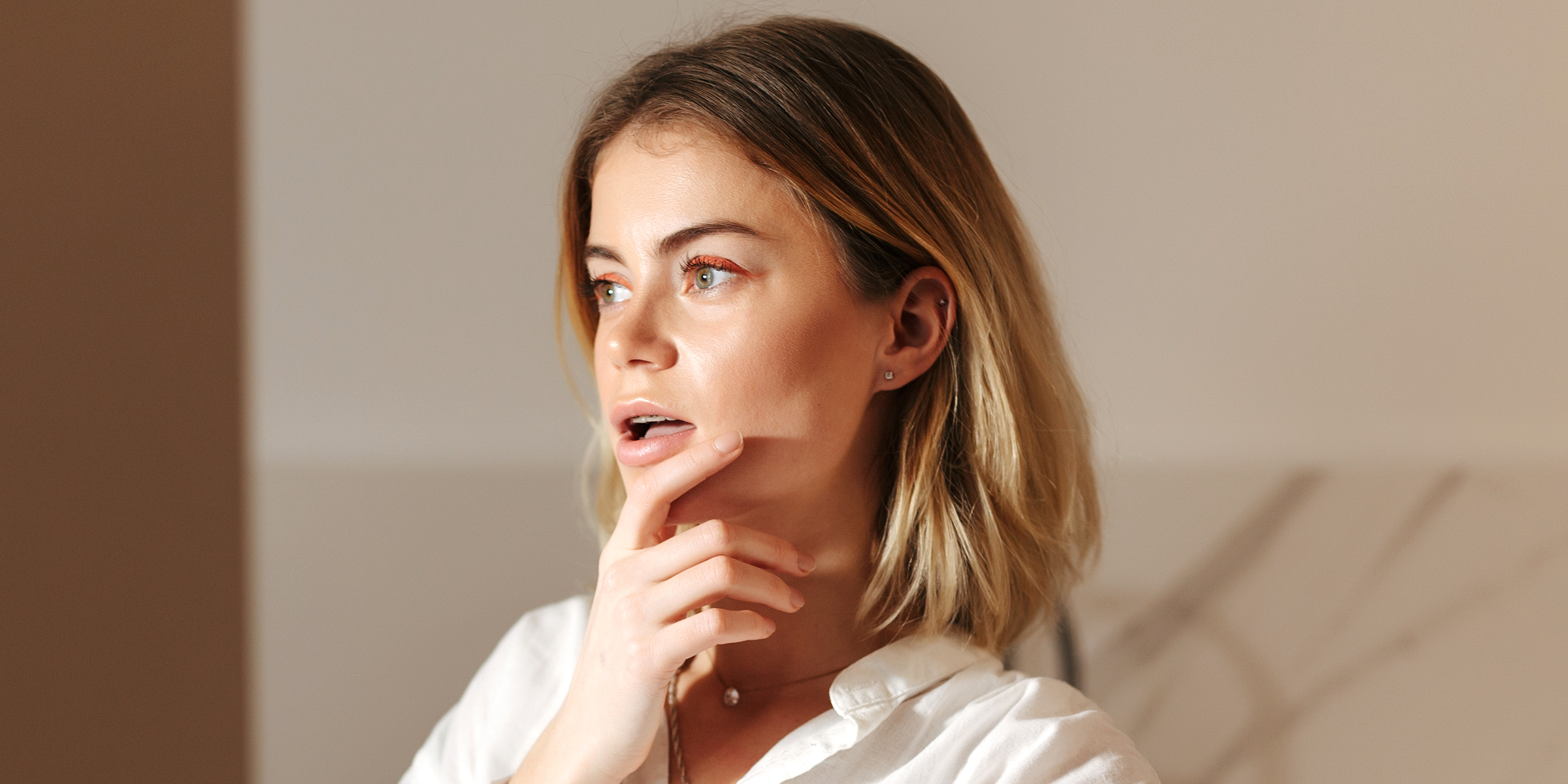 Une femme qui réfléchit | Source : Shutterstock