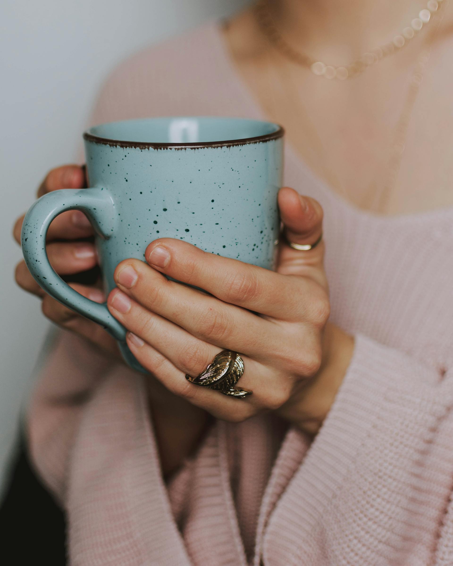 Une femme tenant une tasse | Source : Pexels