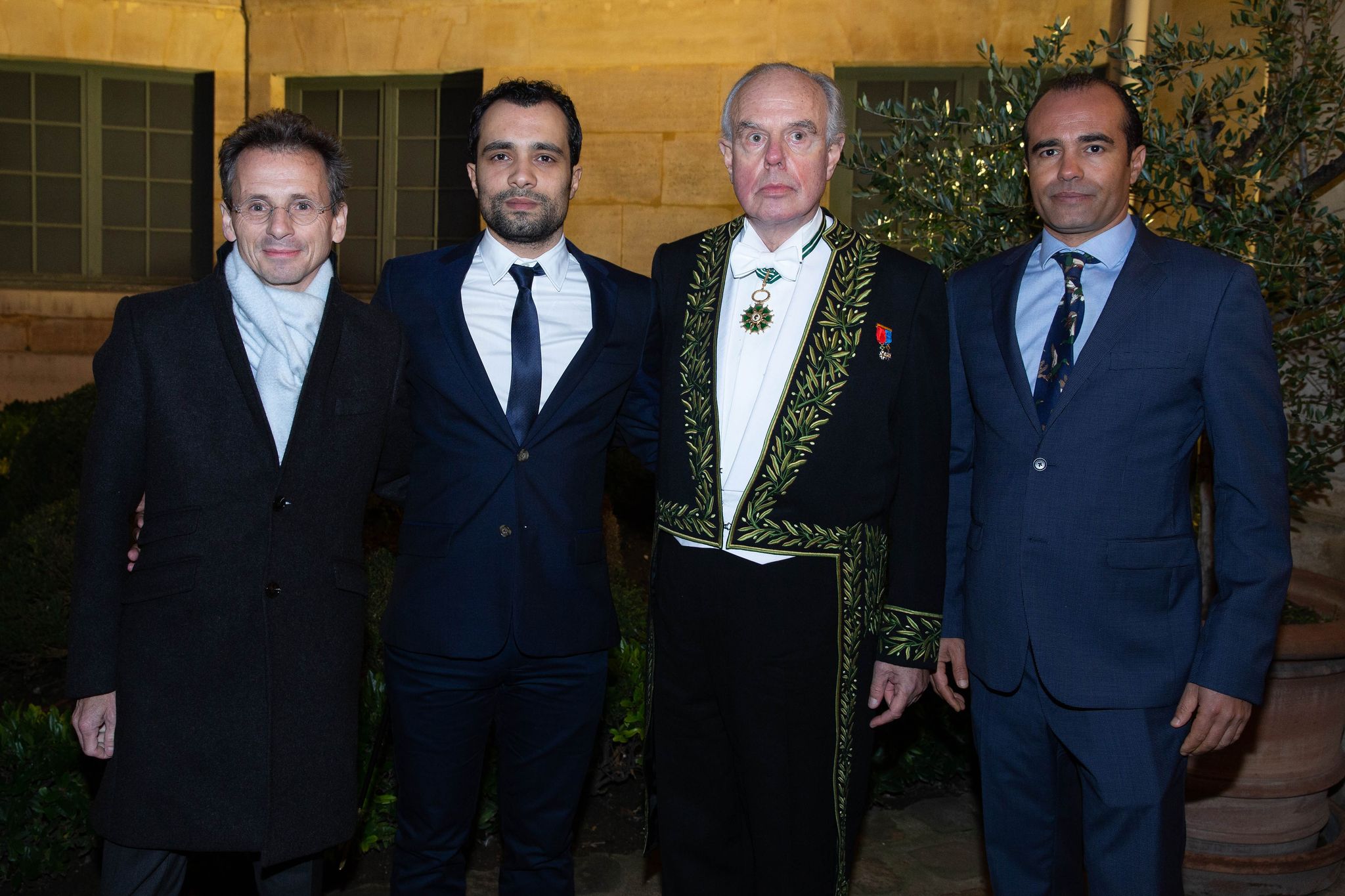 Frédéric Mitterrand, entre ses fils (de gauche à droite) Mathieu Mitterrand, Jihed Gasmi-Mitterrand et Said Kasmi-Mitterrand, assiste à l'installation de Frédéric Mitterrand à l'Académie des Beaux-Arts. Cette cérémonie a eu lieu à l'Académie des Beaux-Arts le 05 février 2020 à Paris, France. | Photo : Getty Images