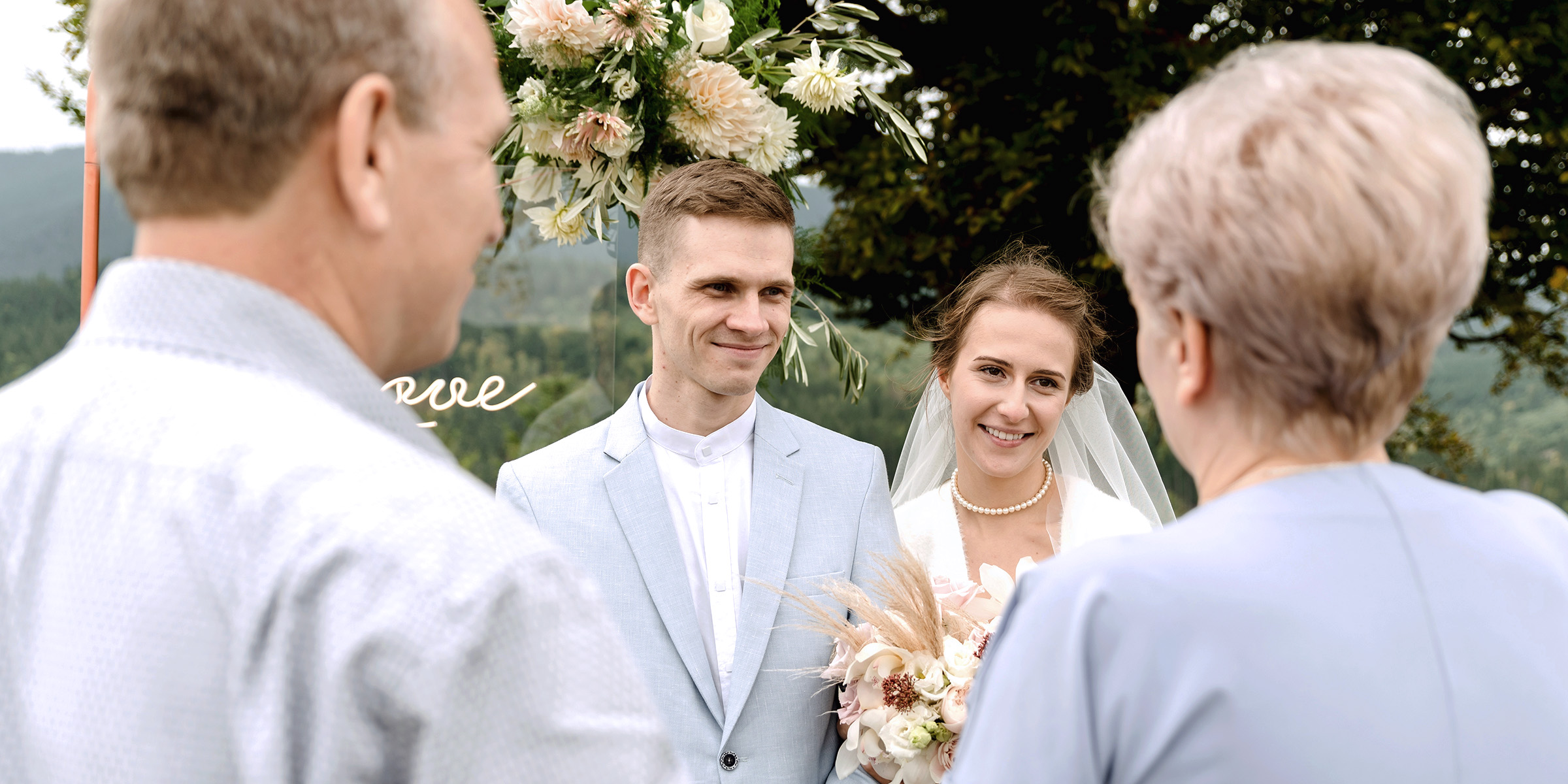 Un couple de mariés lors d'un mariage | Source : Shutterstock