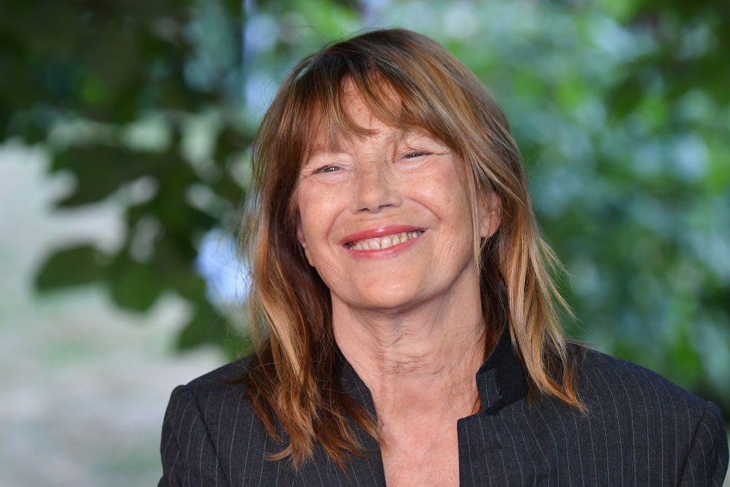 ANGOULÊME, FRANCE - 27 AOÛT : Jane Birkin assiste à la séance photo "Jane by Charlotte" lors du 14e Festival du film francophone d'Angoulême - Quatrième jour, le 27 août 2021 à Angoulême, en France. (Photo de Stéphane Cardinale - Corbis/Corbis via Getty Images)