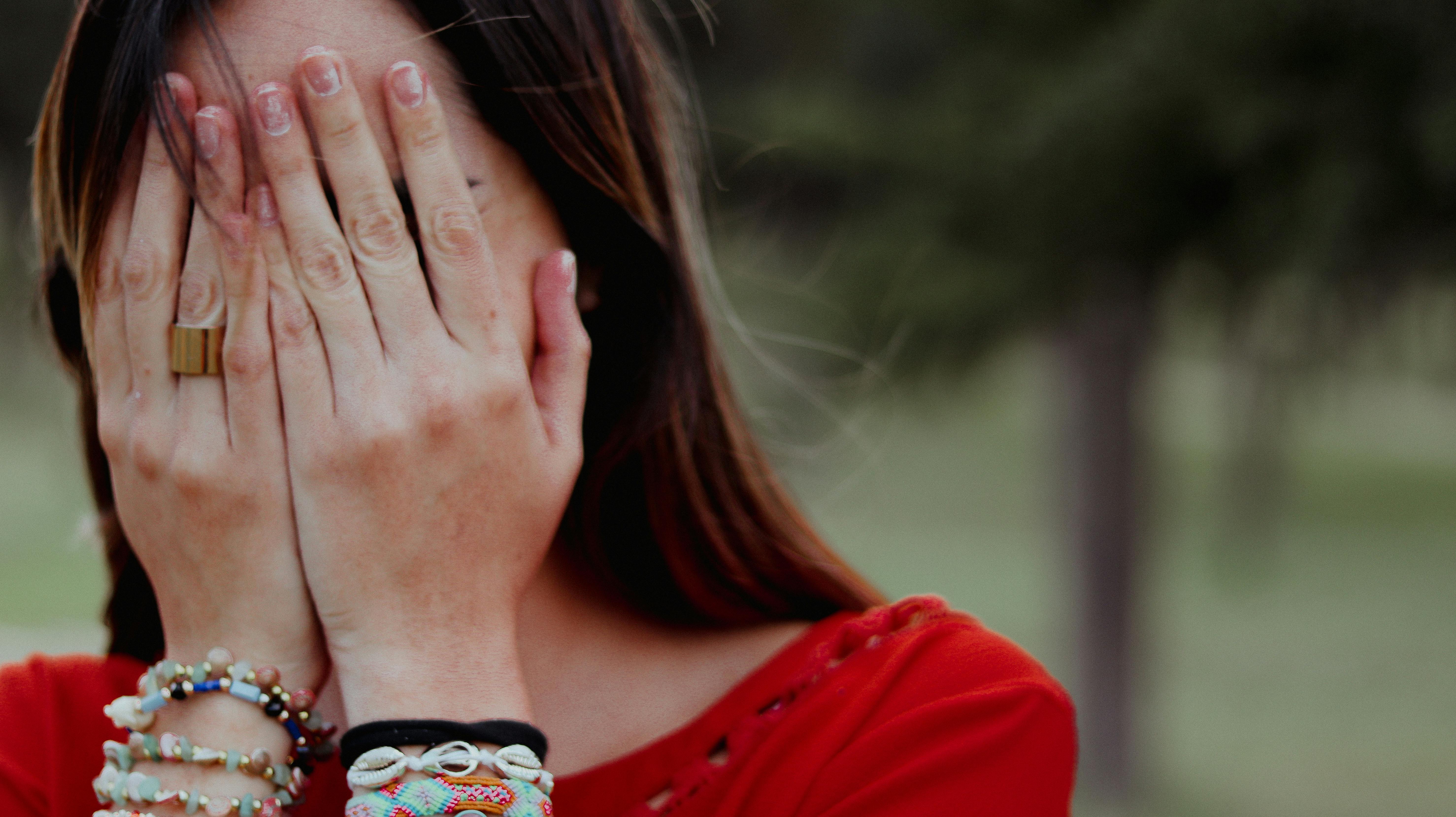 Une femme se couvrant le visage avec ses paumes | Source : Pexels