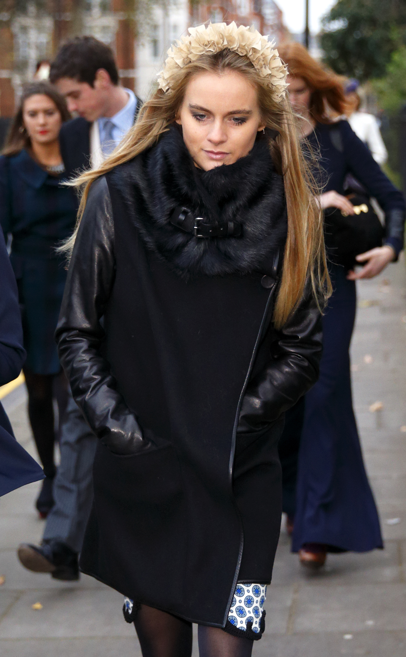 Cressida Bonas assiste au mariage de Jake Warren et Zoe Stewart dans la chapelle Wren du Royal Hospital Chelsea le 14 décembre 2013 à Londres, en Angleterre. | Source : Getty Images