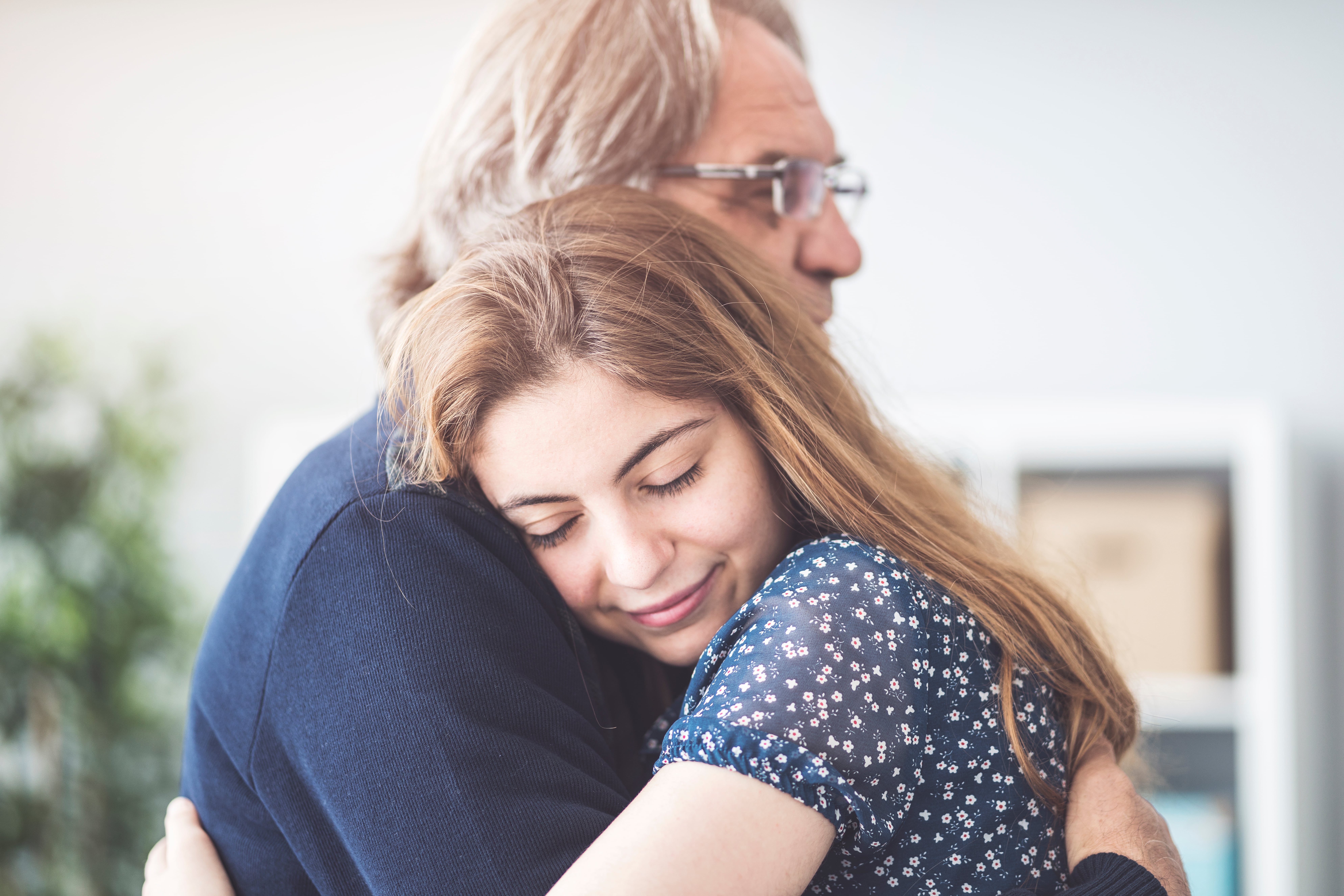 Une jeune femme serrant son père dans ses bras | Source : Shutterstock