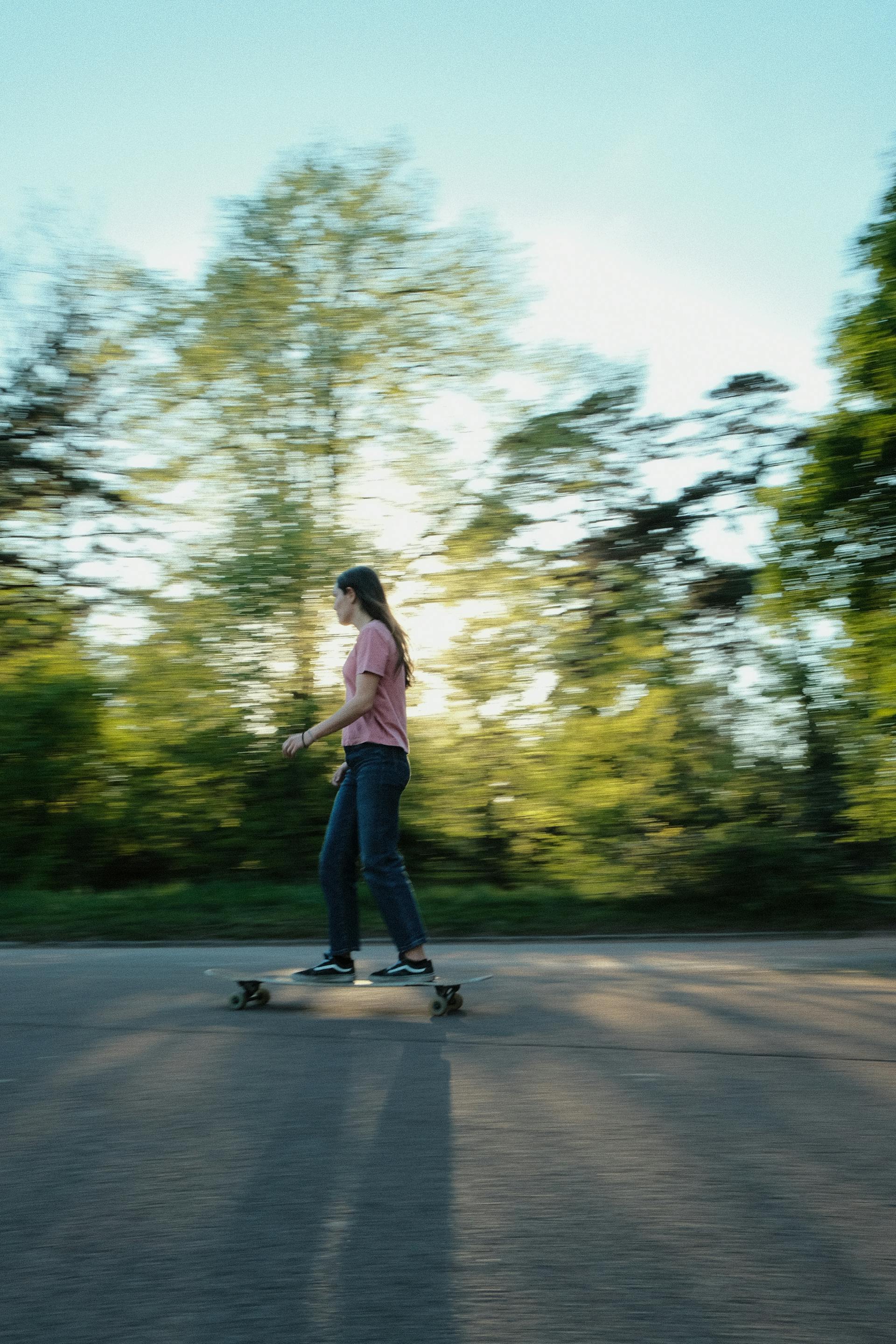 Une adolescente sur un skateboard | Source : Pexels