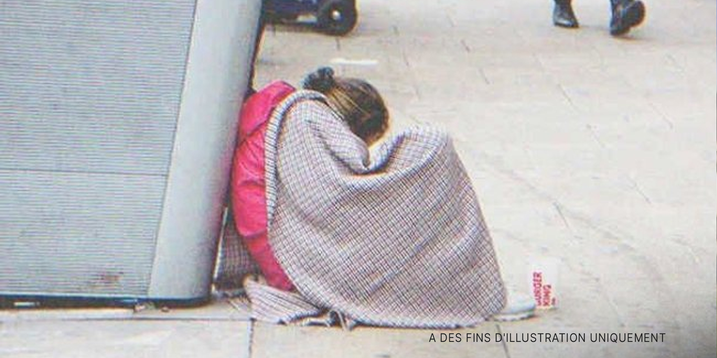 Femme mendiant assise dans la rue | Source : Shutterstock