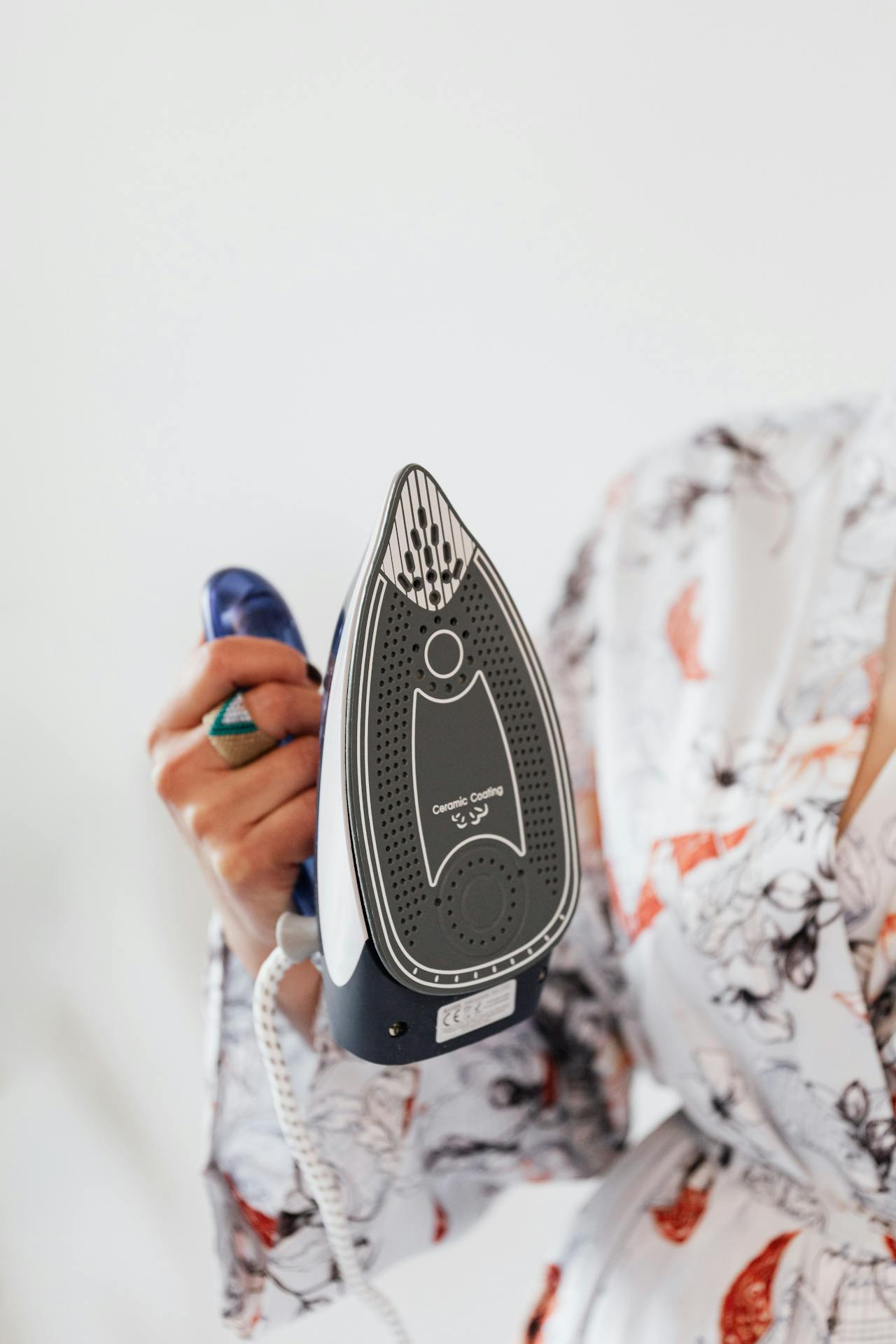 Une femme tenant un fer à vapeur | Source : Pexels