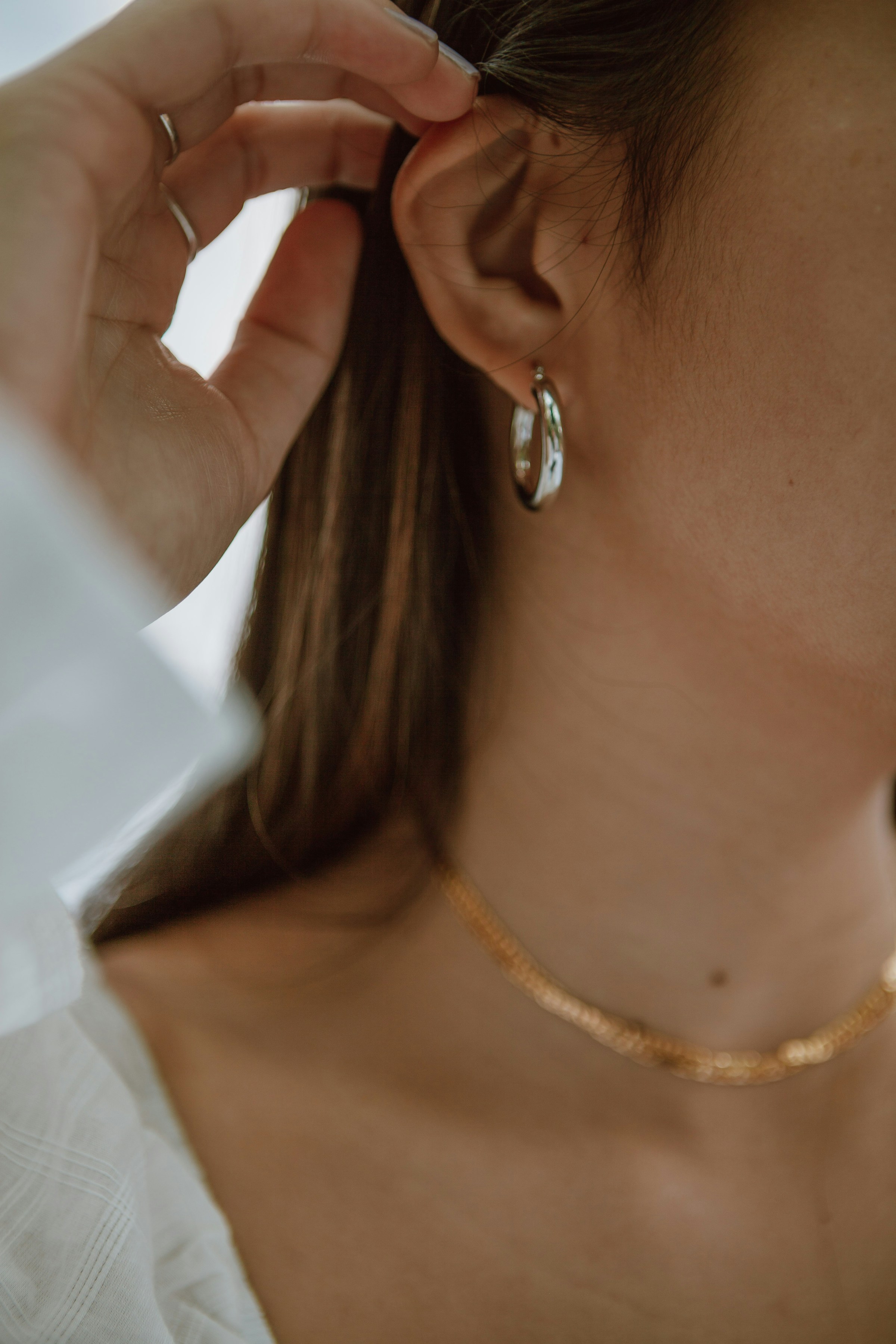 Une femme montrant ses boucles d'oreilles | Source : Unsplash