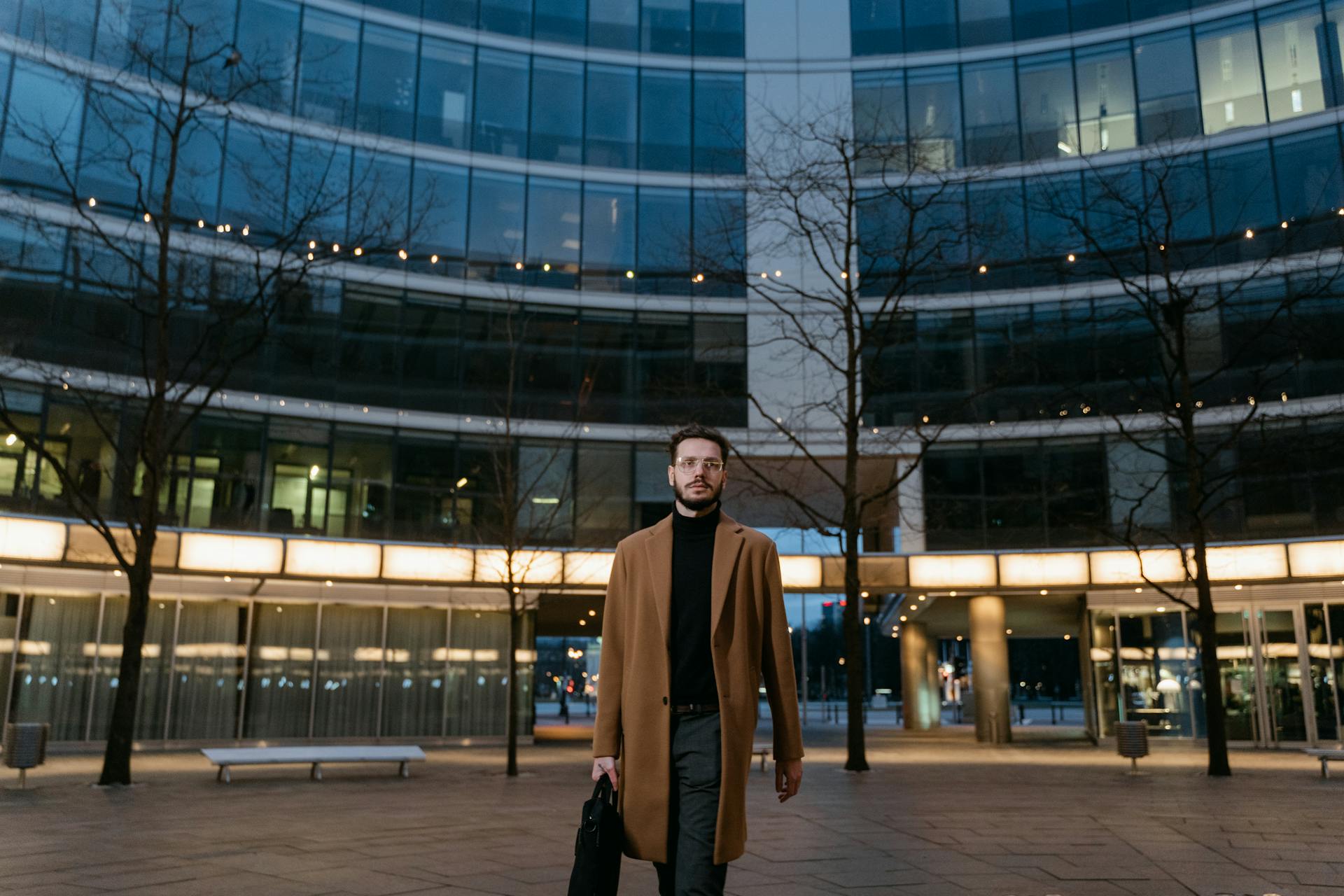 Un homme qui marche tout en portant une mallette | Source : Pexels