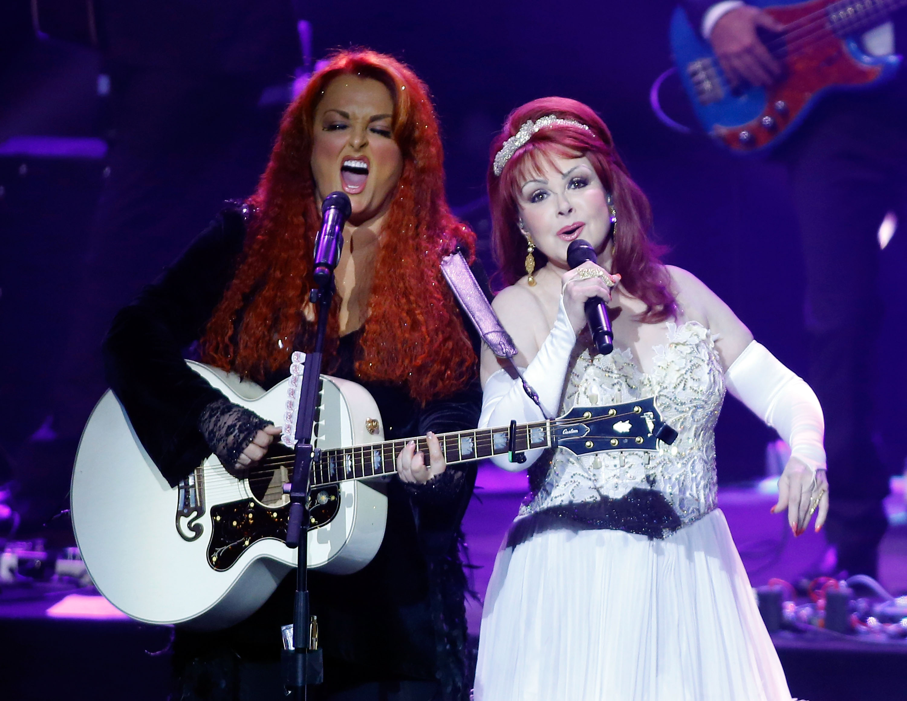 Wynonna et Naomi Judd en représentation lors du lancement de leur résidence de neuf spectacles "Girls Night Out" à Las Vegas, Nevada, le 7 octobre 2015 | Source : Getty Images