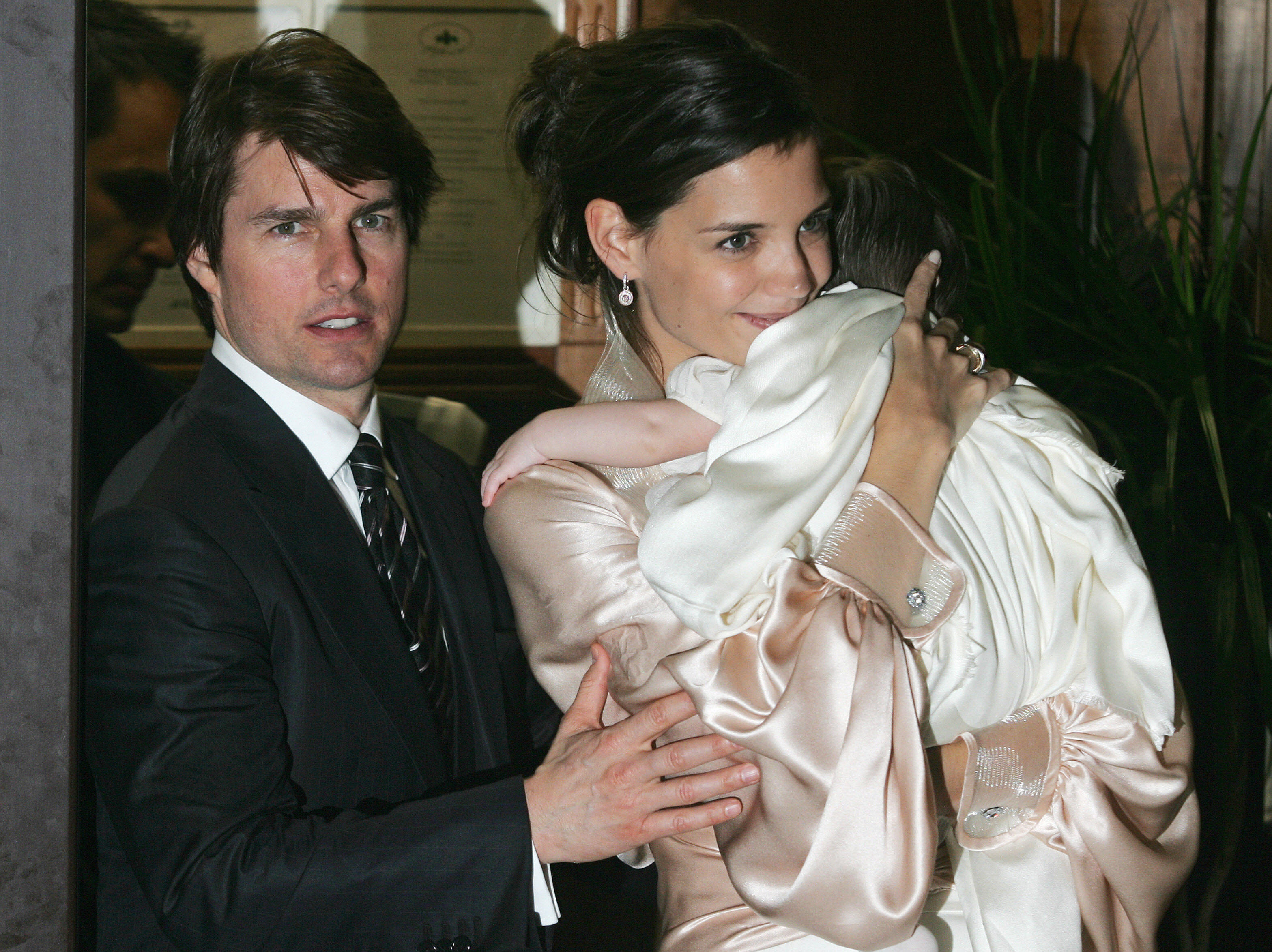 Tom Cruise, Katie Holmes et Suri Cruise dans le centre de Rome, début 17 novembre 2006 | Source : Getty Images