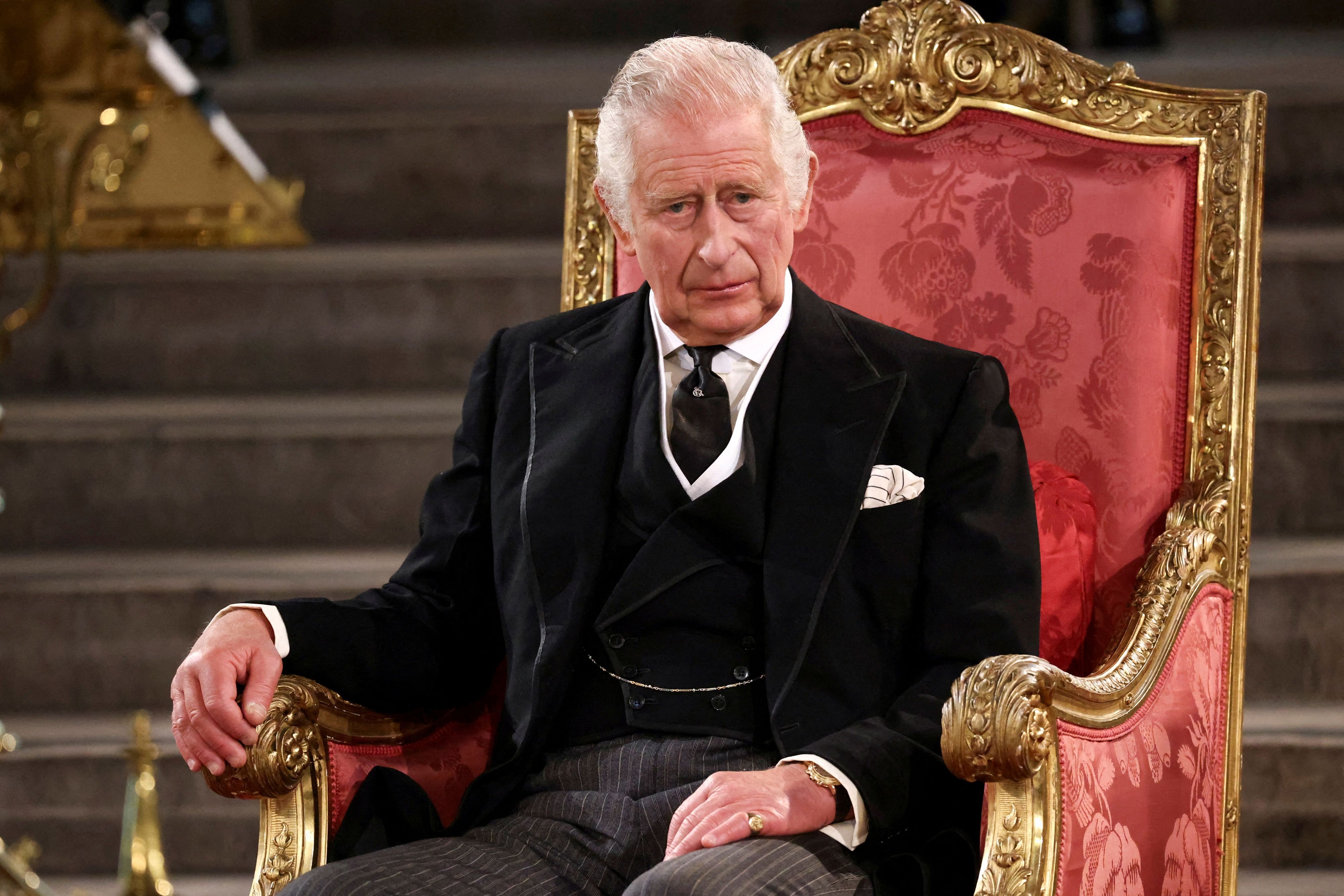 Le roi Charles III assiste à la présentation des adresses par les deux chambres du Parlement dans le Westminster Hall, au centre de Londres, le 12 septembre 2022. | Source : Getty Images