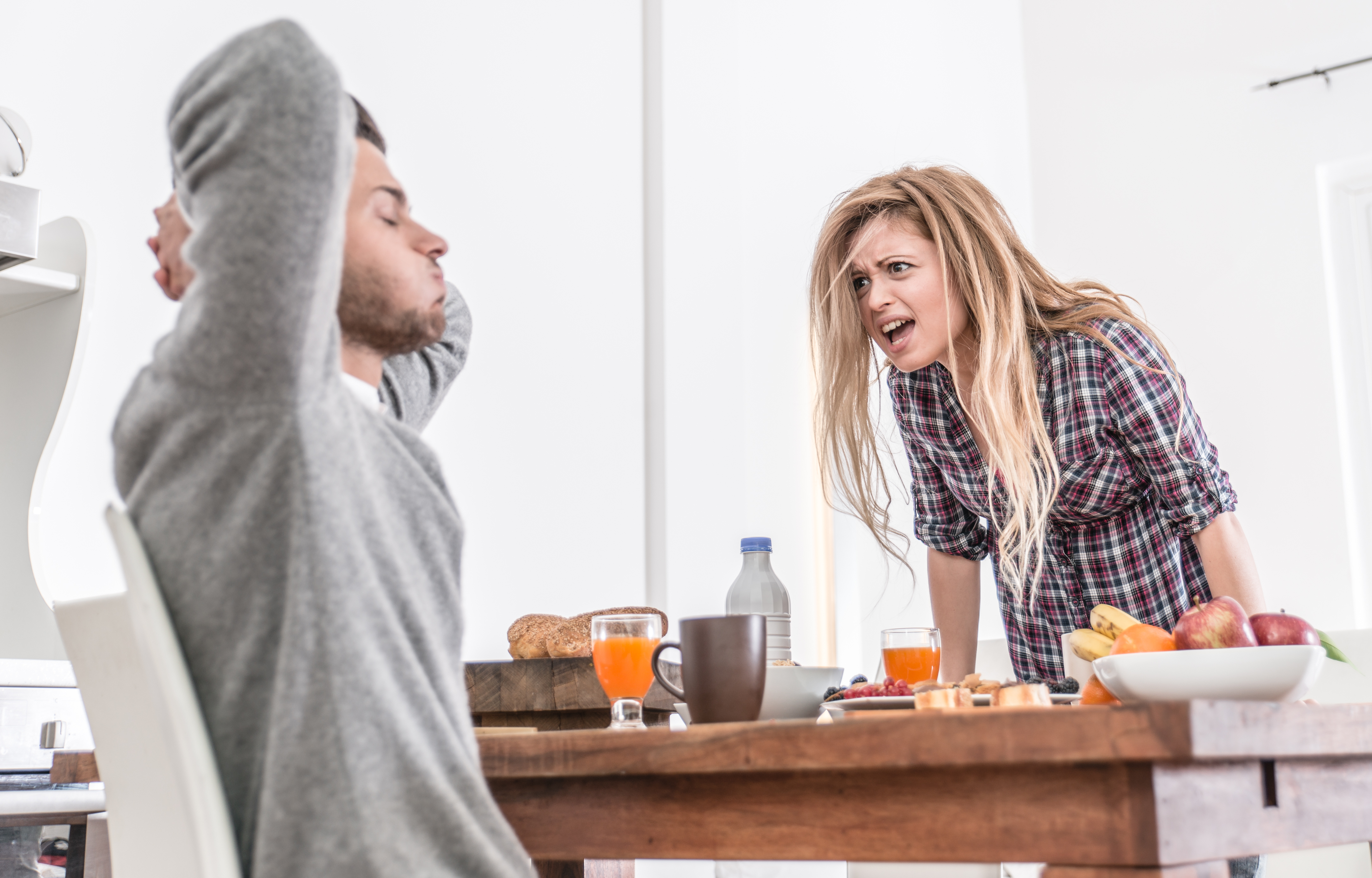 Couple se disputant dans une cuisine | Source : Shutterstock