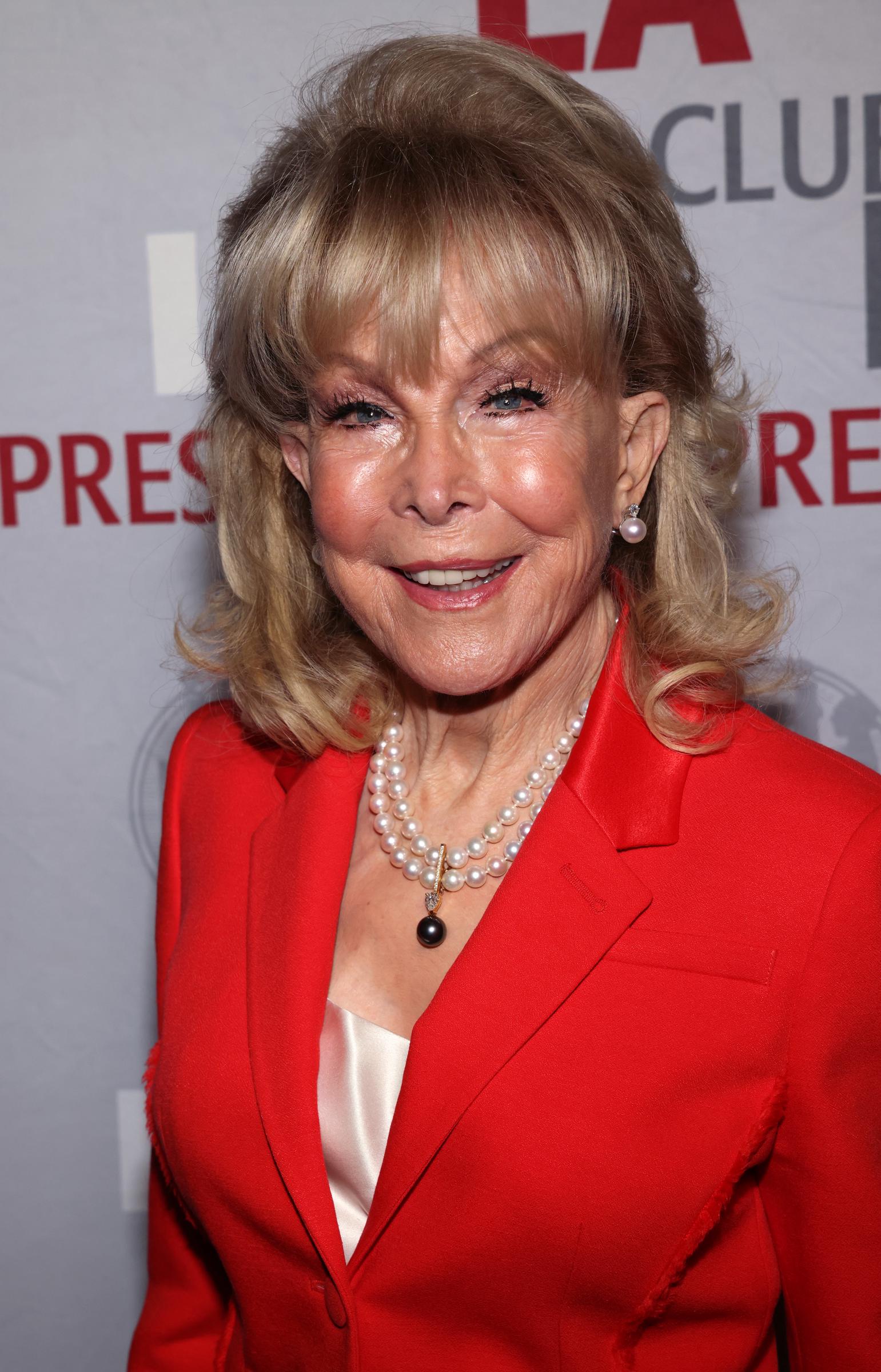 Barbara Eden assiste au 16e gala annuel des prix du journalisme national des arts et du divertissement, le 3 décembre 2023, à Los Angeles, en Californie. | Source : Getty Images