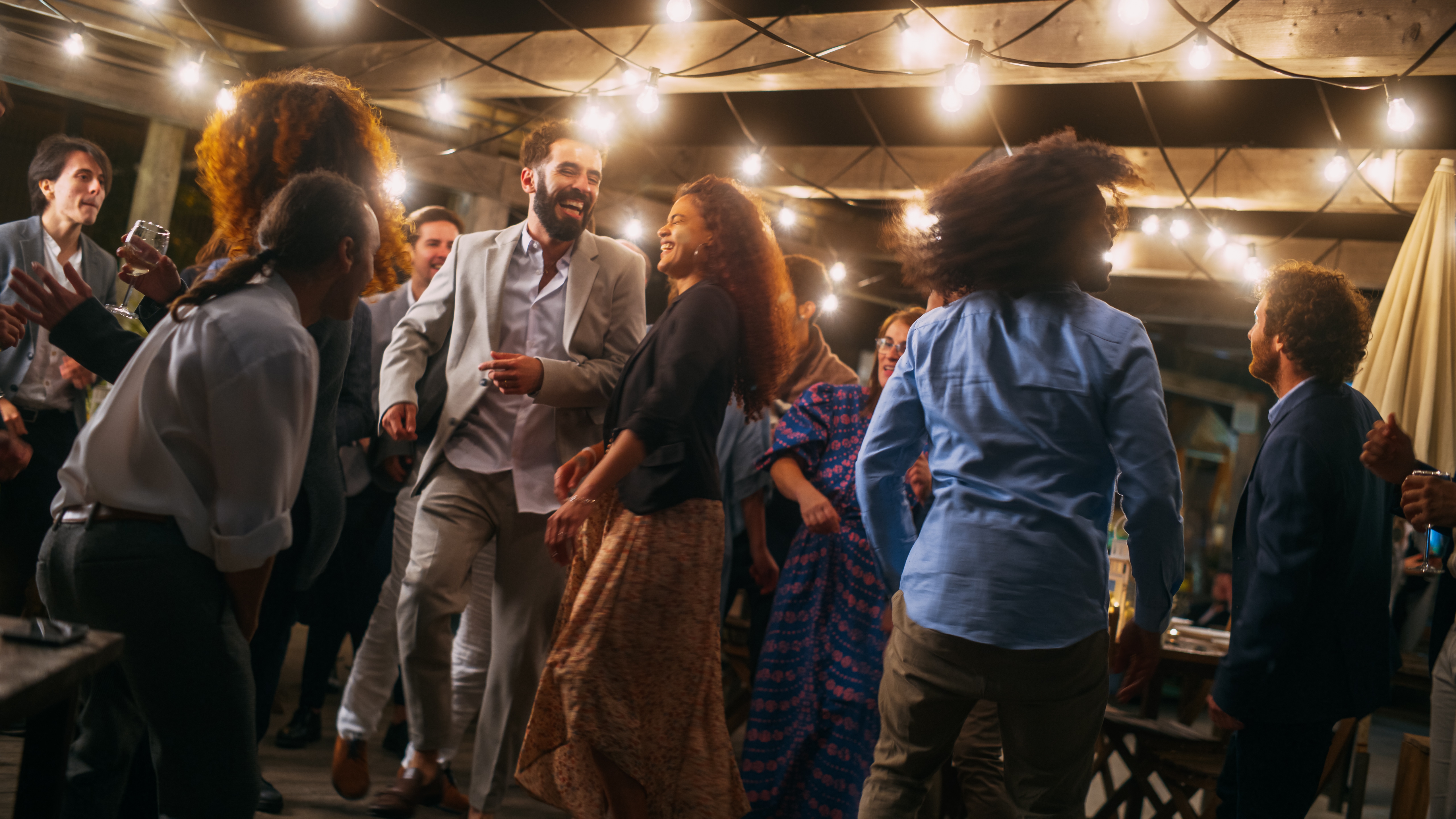 Des gens dansent ensemble lors d'une réception de mariage | Source : Shutterstock