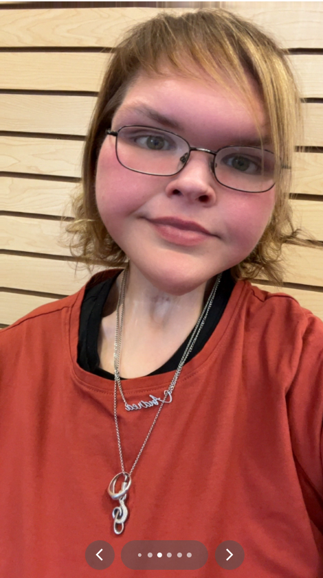 Tammy Slaton porte un t-shirt bordeaux alors qu'elle prend un selfie, extrait d'un post vidéo daté du 21 juillet 2025 | Source : TikTok/tammy.l.slaton