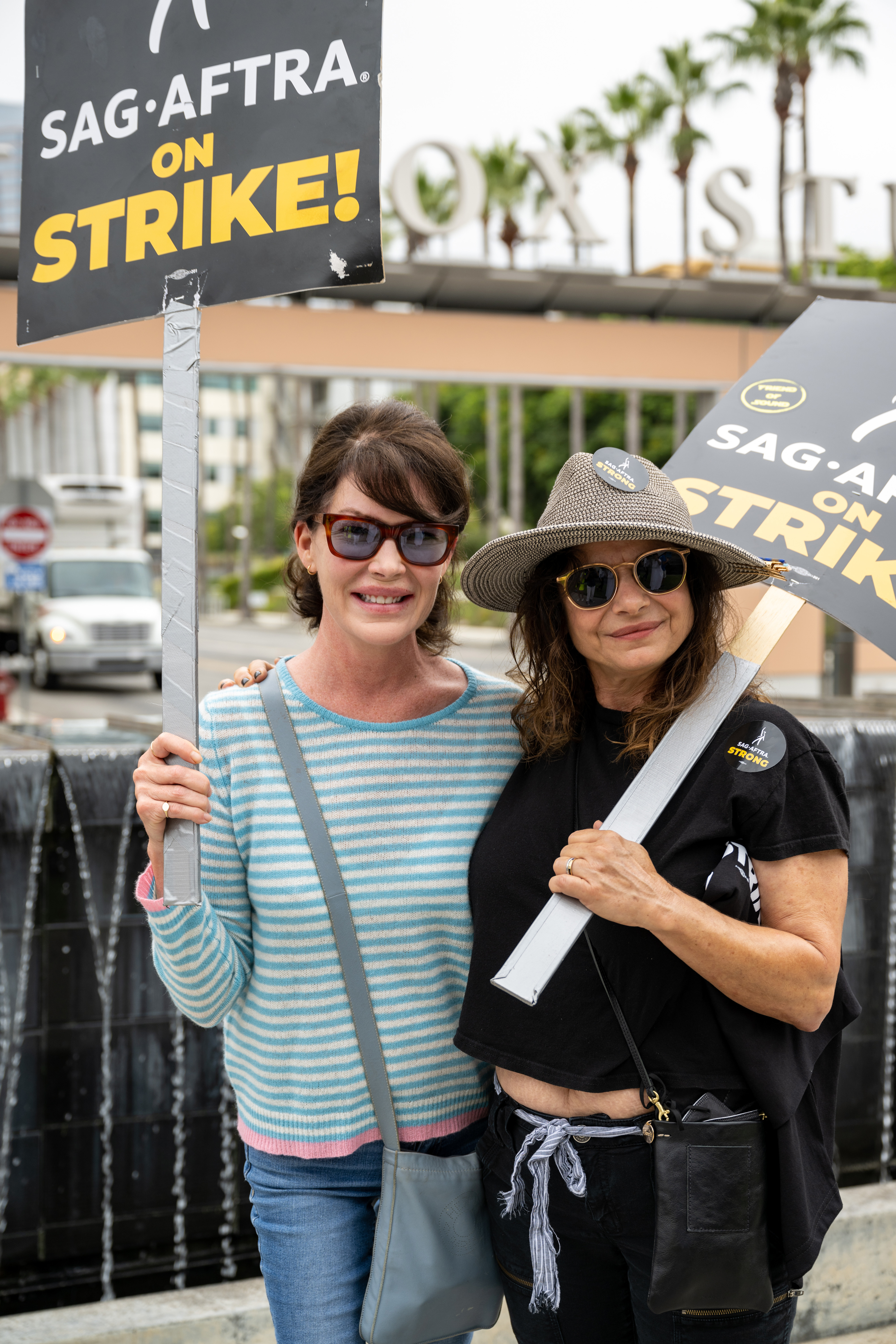 L'actrice (à gauche) et Laura San Giacomo rejoignent les membres et les sympathisants de SAG-AFTRA et WGA sur le piquet de grève des studios Fox le 11 août 2023 | Source : Getty Images