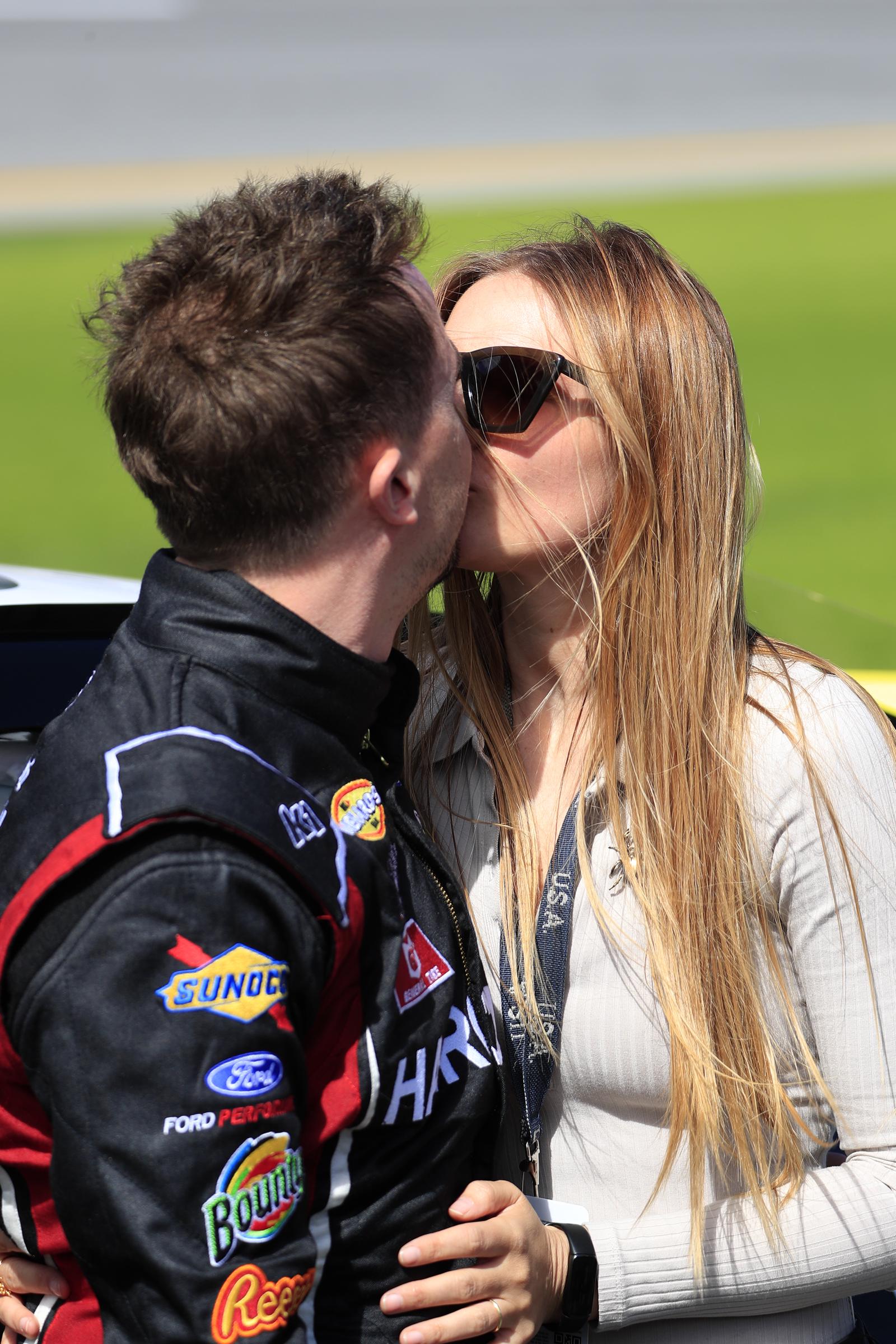 L'acteur embrassant sa femme le 18 février 2023, à Daytona Beach, en Floride | Source : Getty Images