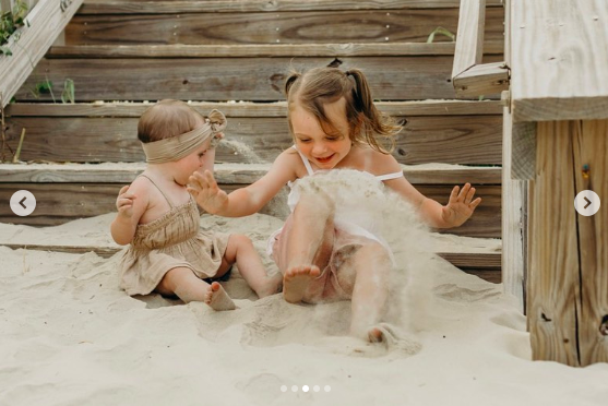 Les deux petites filles de la mère posent sur une photo postée le 4 août 2023 | Source : Instagram/ourlittlekrew