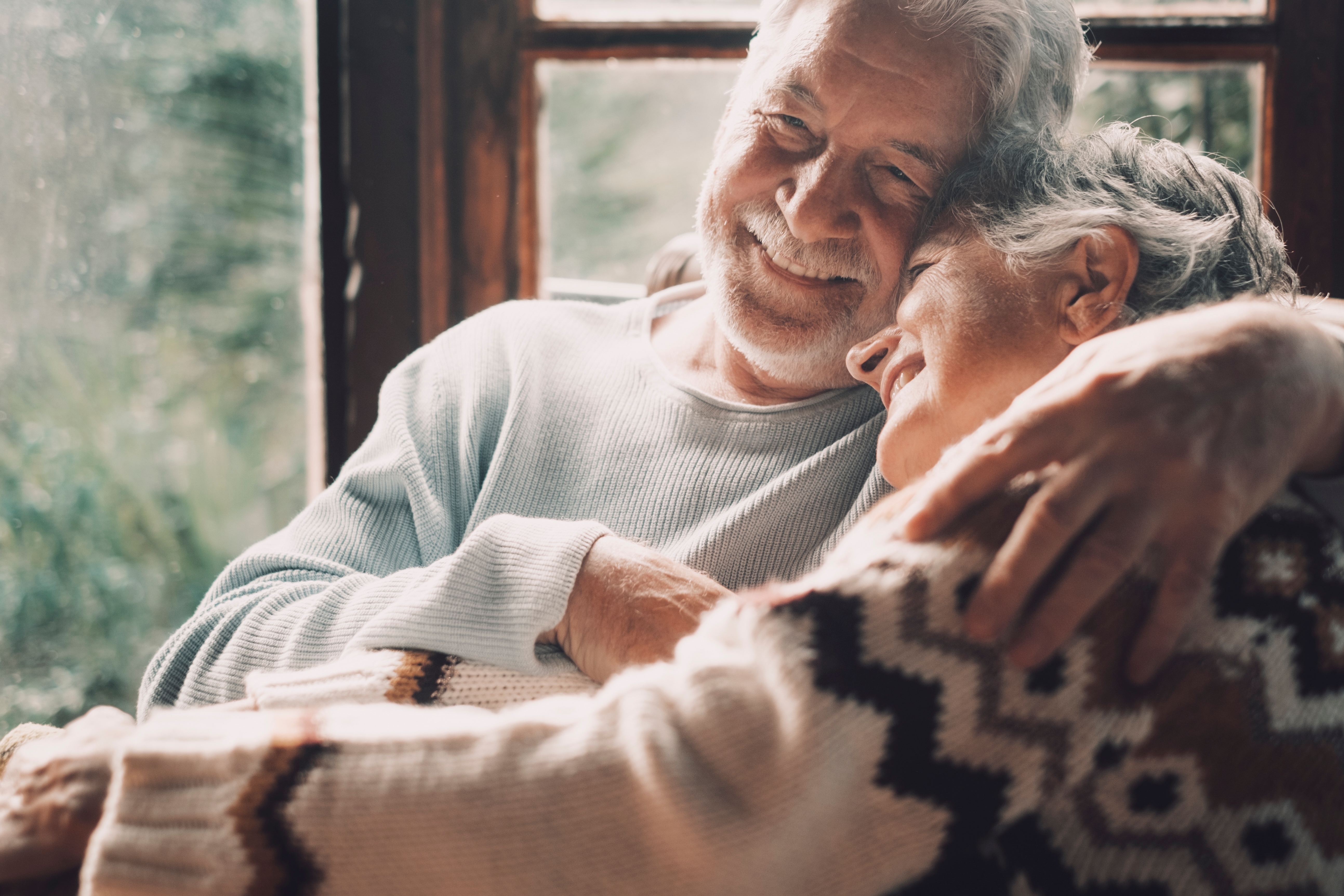 Un couple de seniors heureux s'embrassant l'un l'autre | Source : Shutterstock
