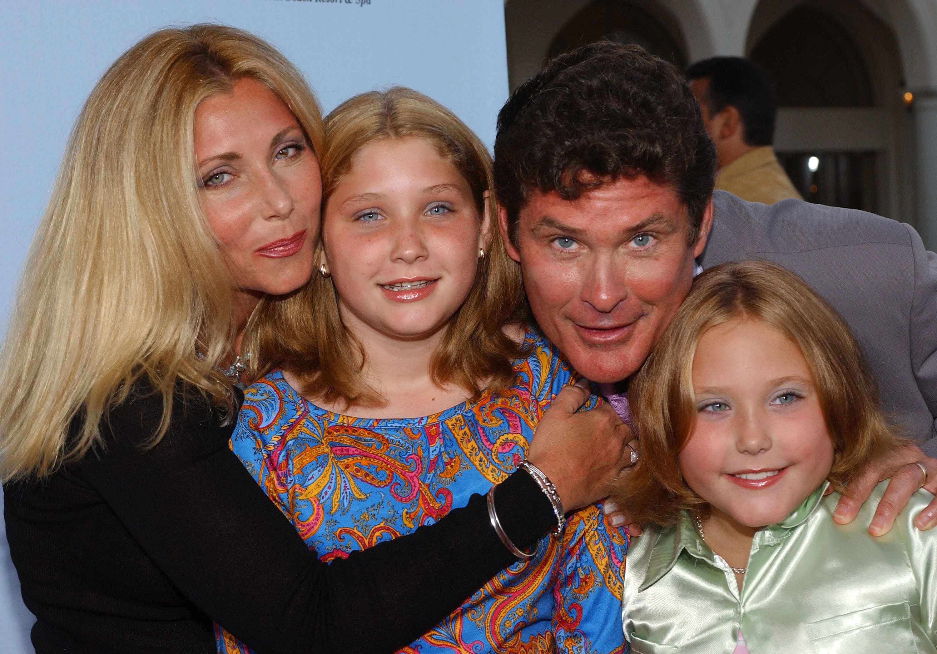 David Hasselhoff et Pamela Bach avec leurs filles Hayley et Taylor à Dana Point en 2001 | Source : Getty Images
