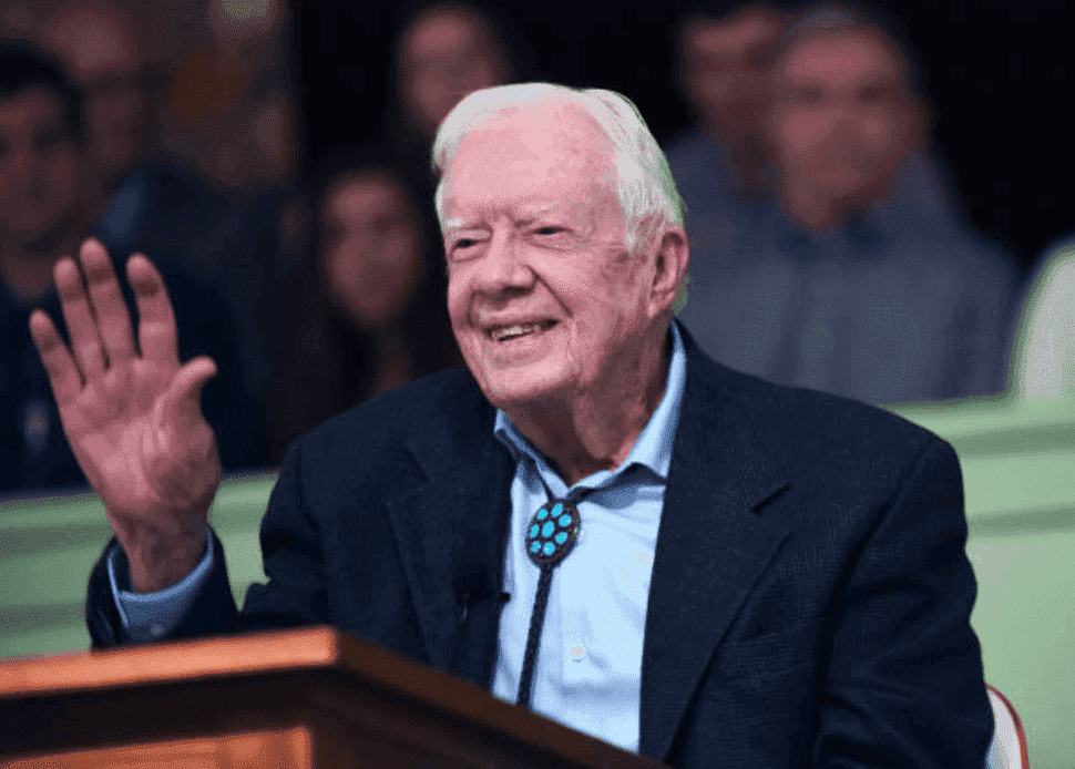Le président Jimmy Carter fait un signe de la main à la congrégation de sa ville natale après avoir enseigné un service du dimanche à l'église baptiste Maranatha, le 28 avril 2019, à Plains, en Géorgie | Source: Paul Hennessy / NurPhoto via Getty Images