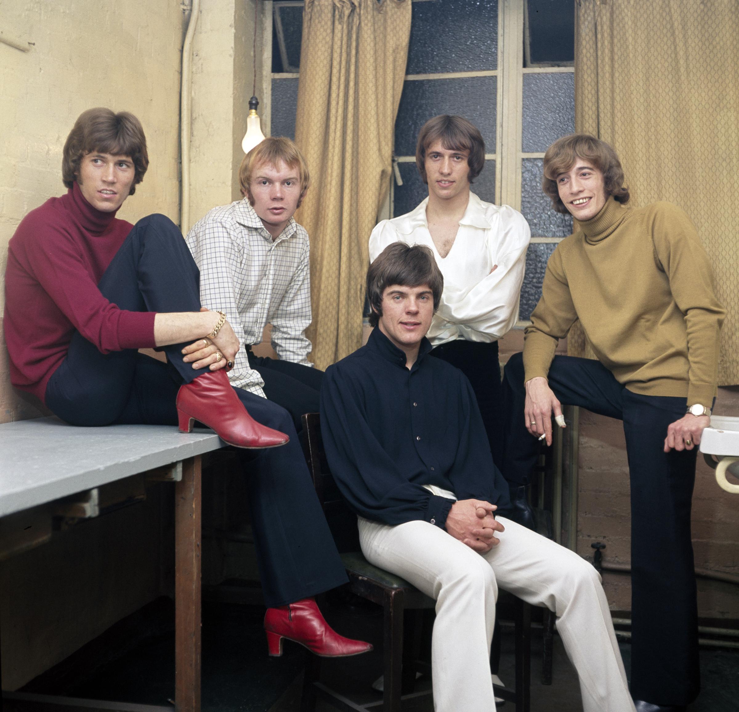 Le groupe musical britannique The Bee Gees (de gauche à droite) Barry Gibb, Colin Petersen, Vince Melouney (assis devant), Maurice Gibb et Robin Gibb, photographiés à Londres, Angleterre, vers 1968 | Source : Getty Images