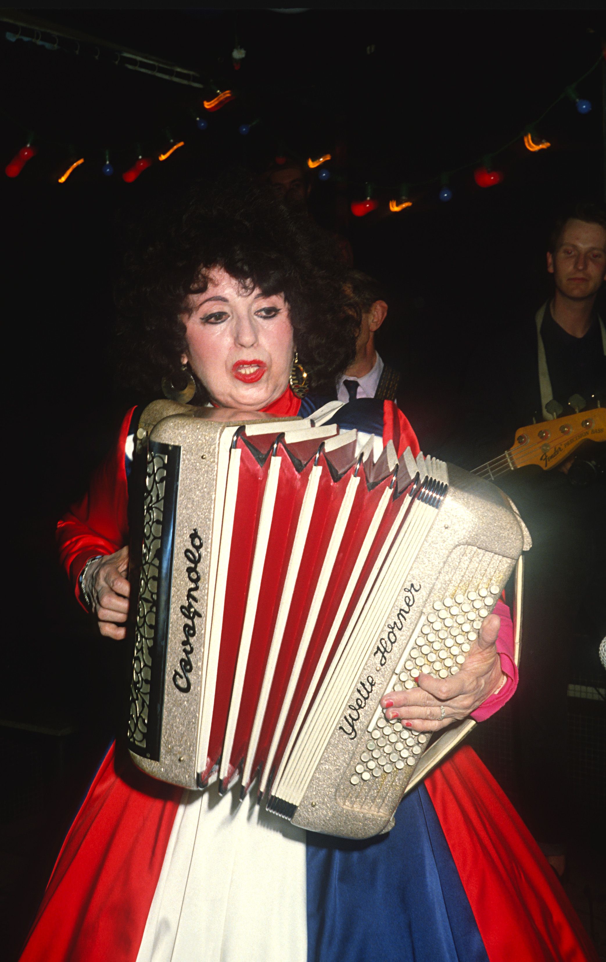 Yvette Horner, habillée par Jean Paul Gaultier, assiste à une soirée Guinguette Jean Paul Gaultier aux Bains Douches dans les années 1980 à Paris, France. | Photo : Getty Images 