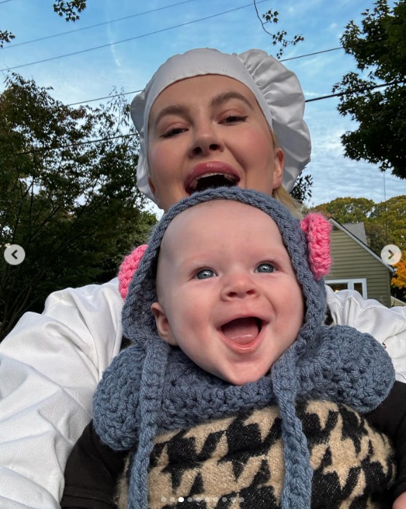 Ireland Baldwin et sa fille profitant du soleil dans un post daté du 12 mai 2024 | Source : Instagram/irelandirelandireland